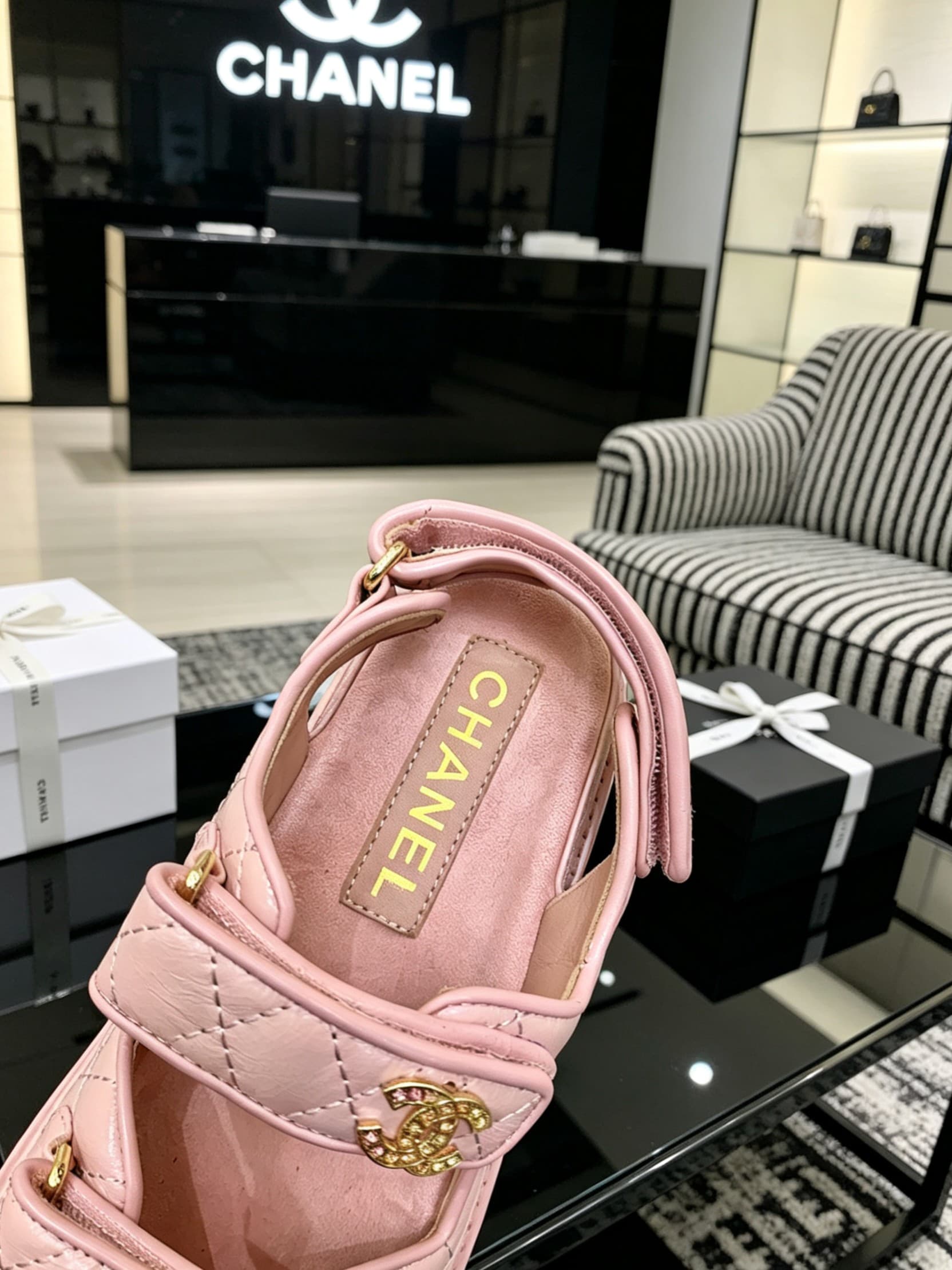 D4032 Delivered in a special box packaging for Chanel — image 8