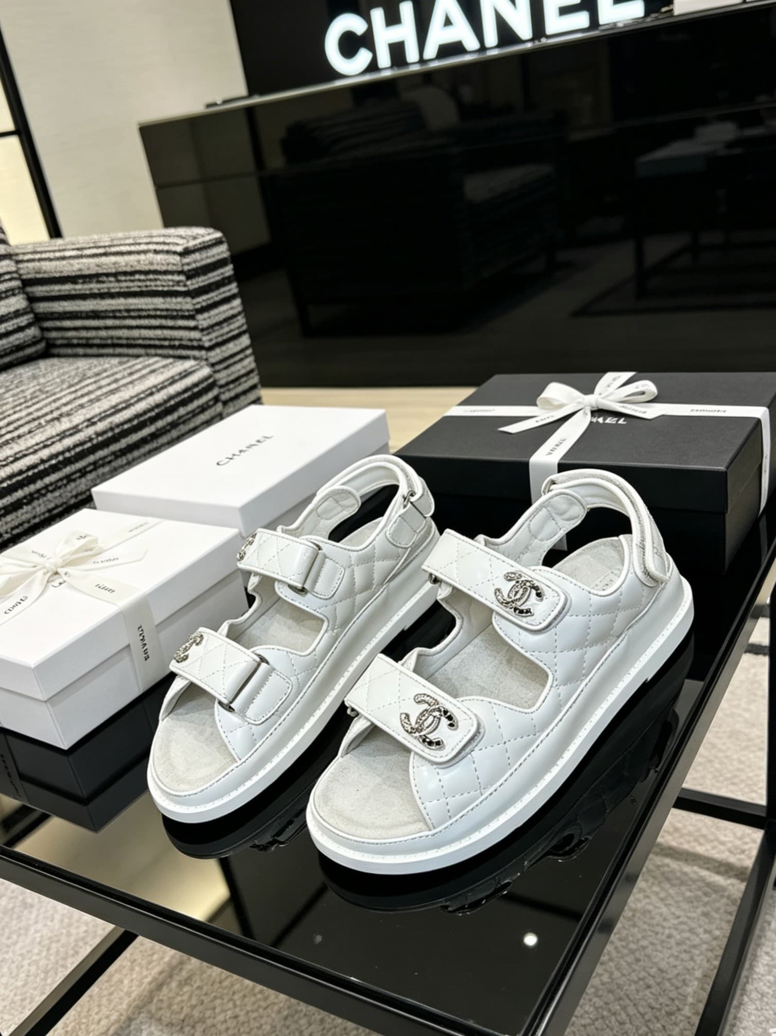 D4031 Delivered in a special box packaging for Chanel — image 2