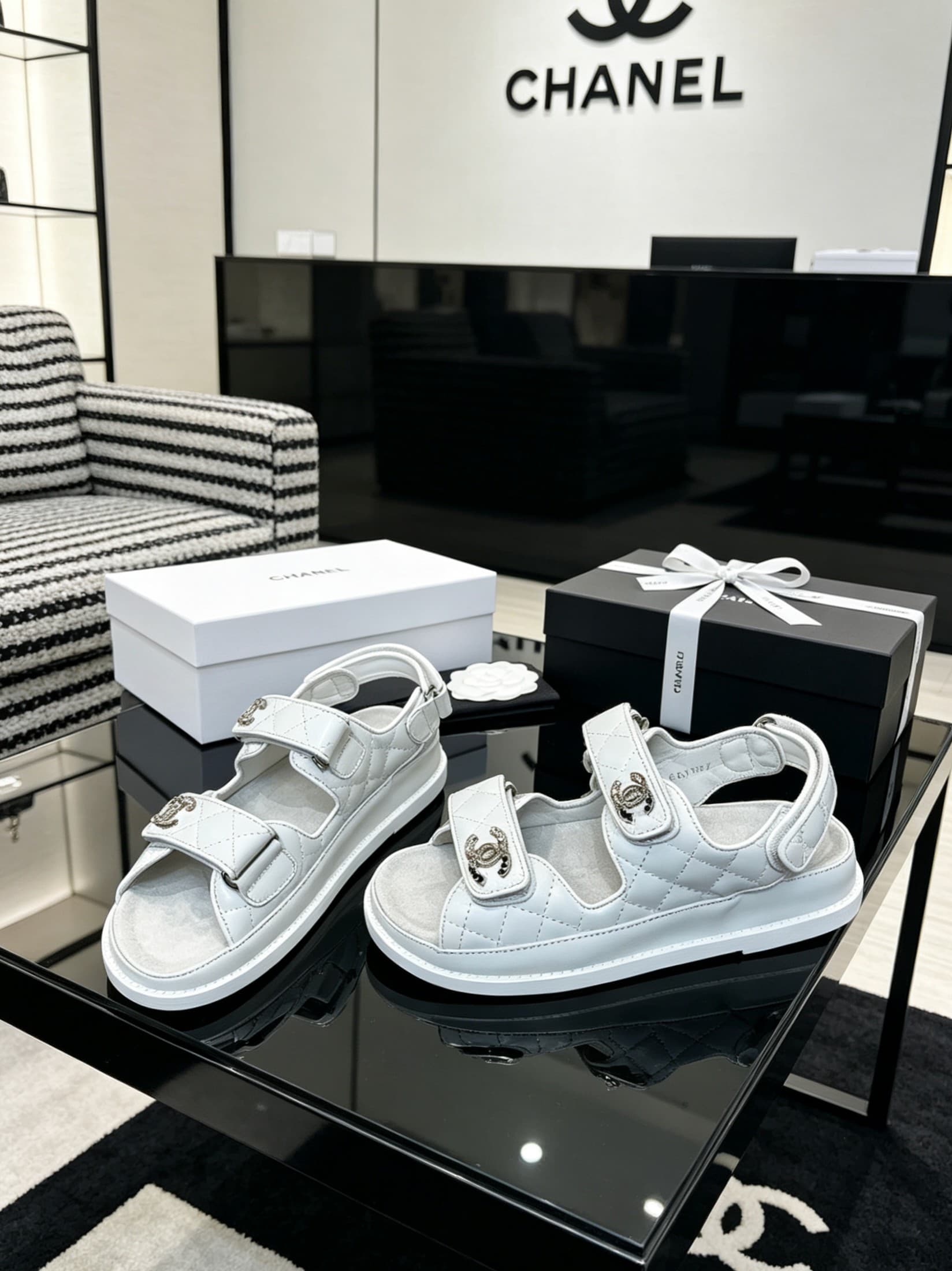 D4031 Delivered in a special box packaging for Chanel — image 4