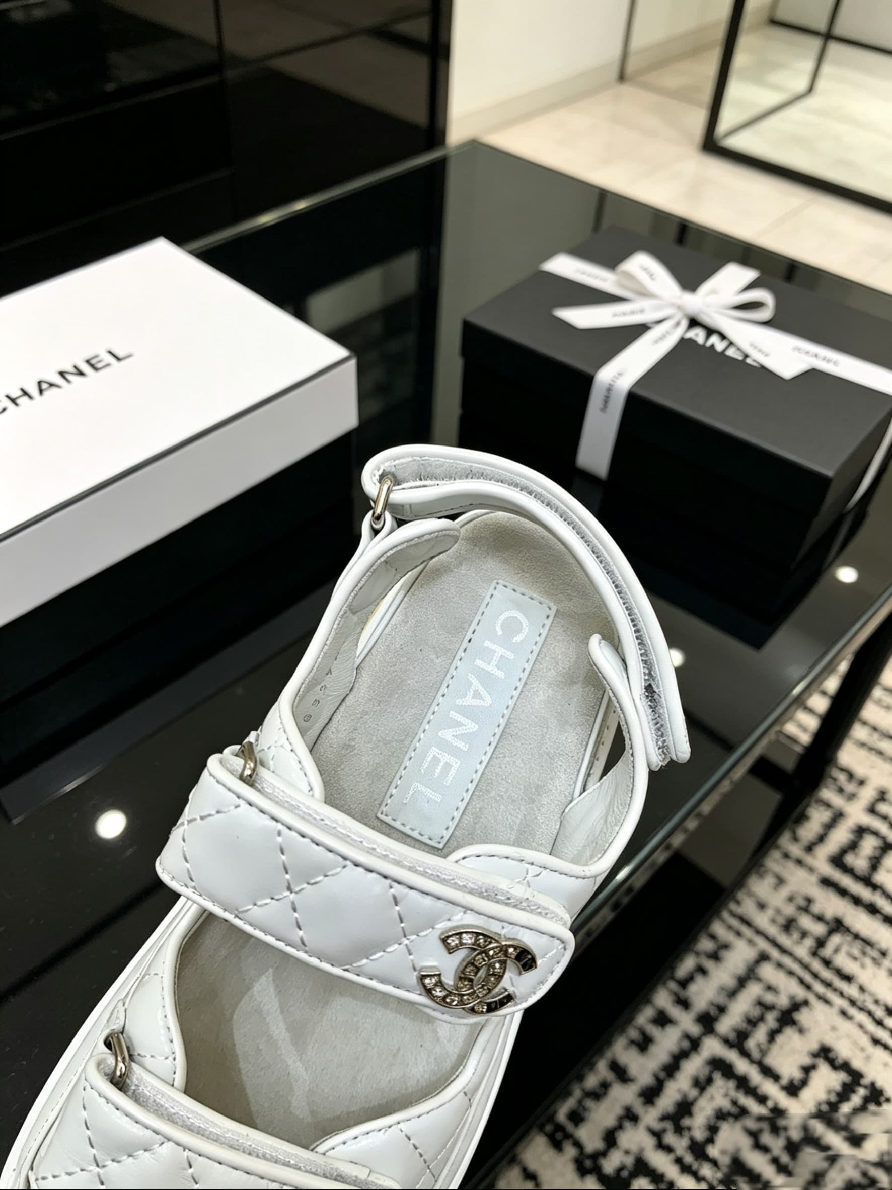 D4031 Delivered in a special box packaging for Chanel — image 8