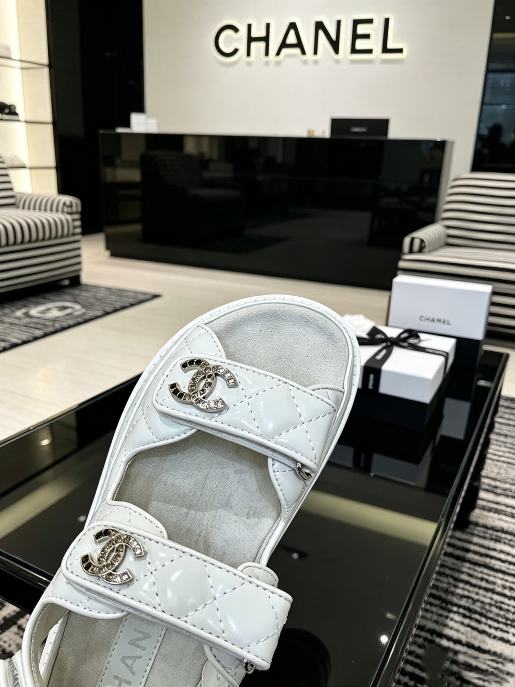 D4031 Delivered in a special box packaging for Chanel — image 7