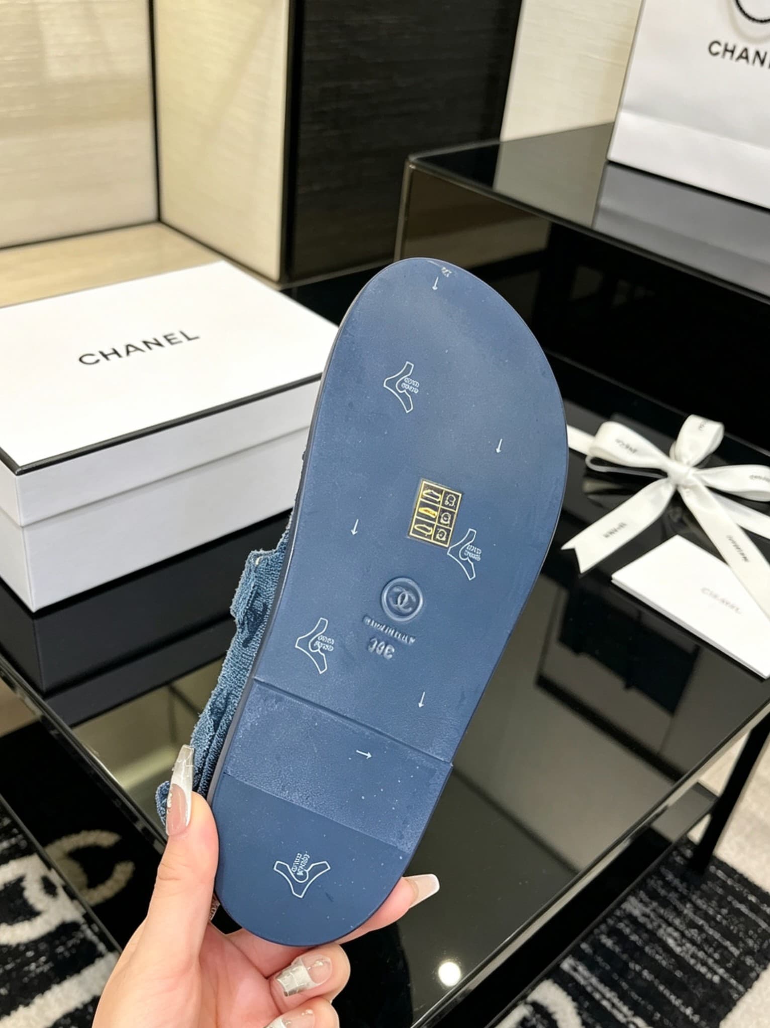 D4030 Delivered in a special box packaging for Chanel — image 8