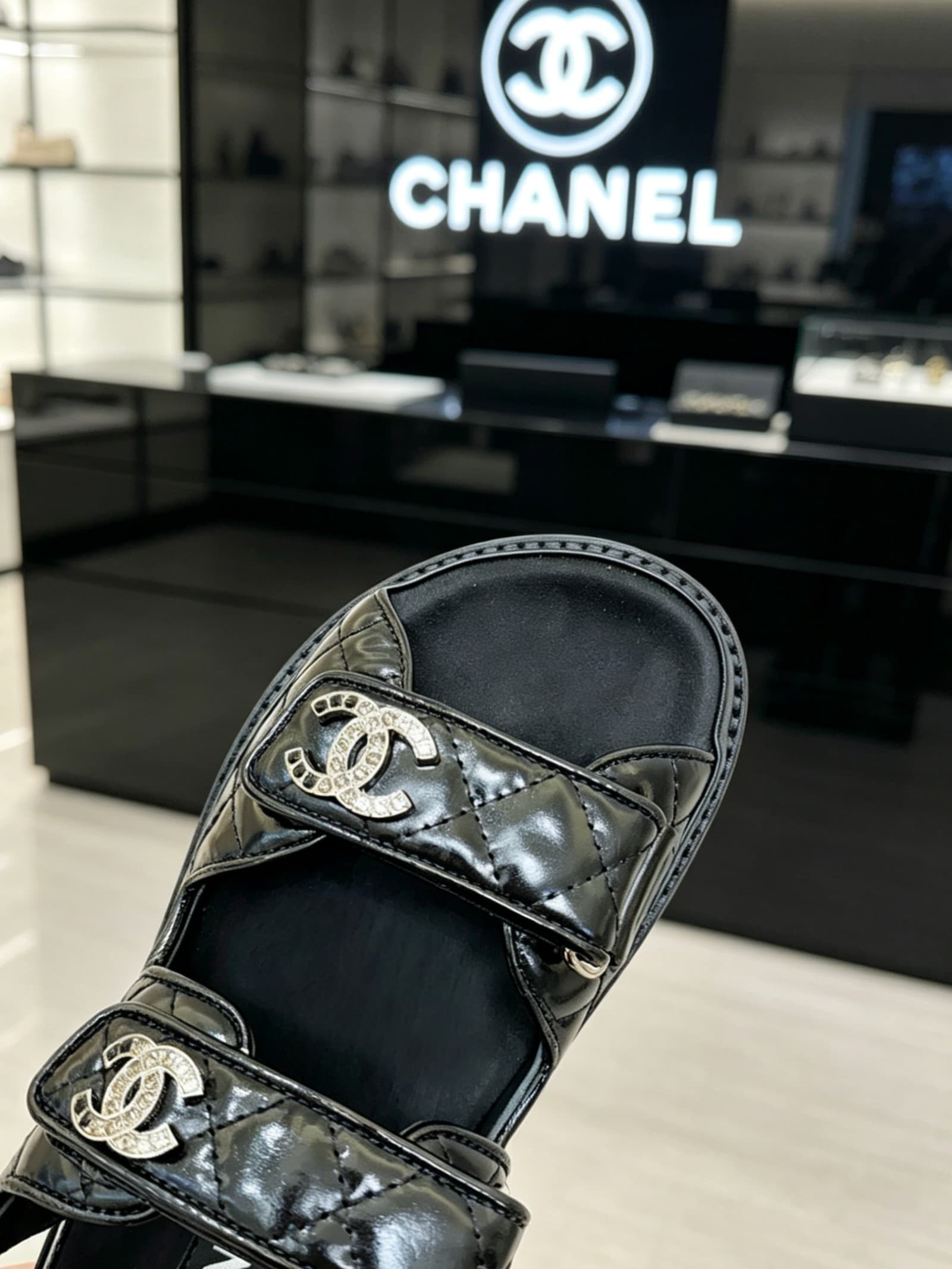 D4026 Delivered in a special box packaging for Chanel — image 7