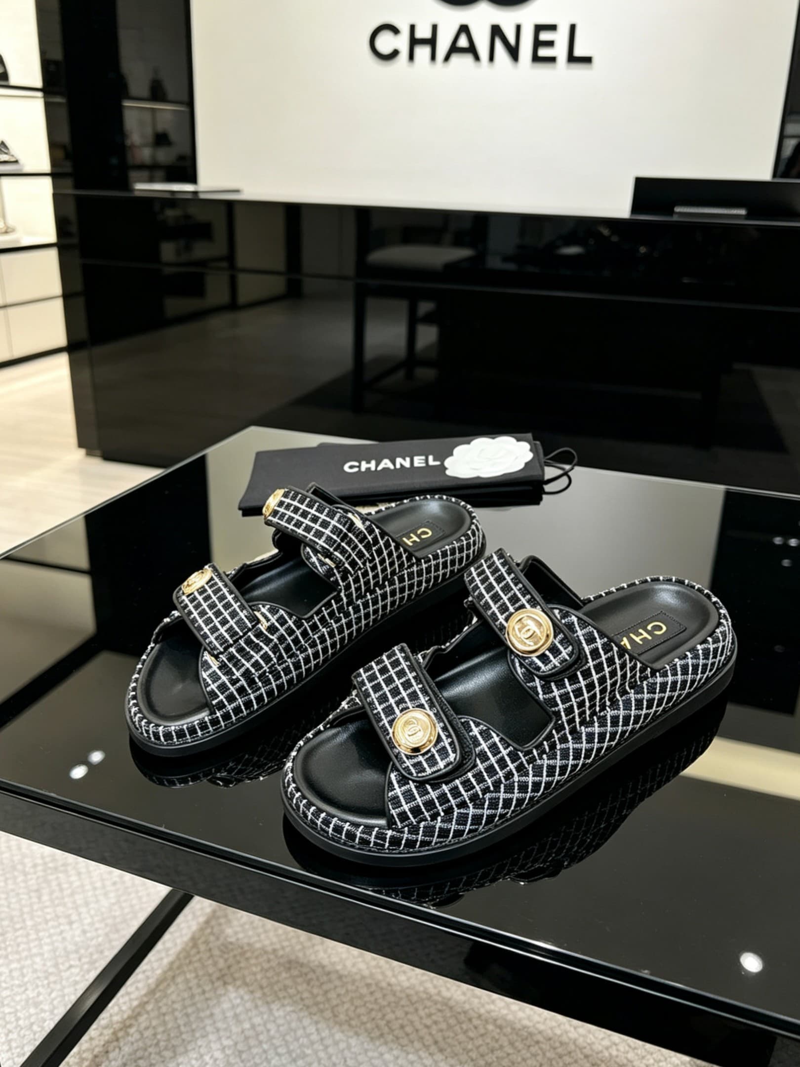 D4025 Delivery of Chanel-specific gift box packaging — image 2