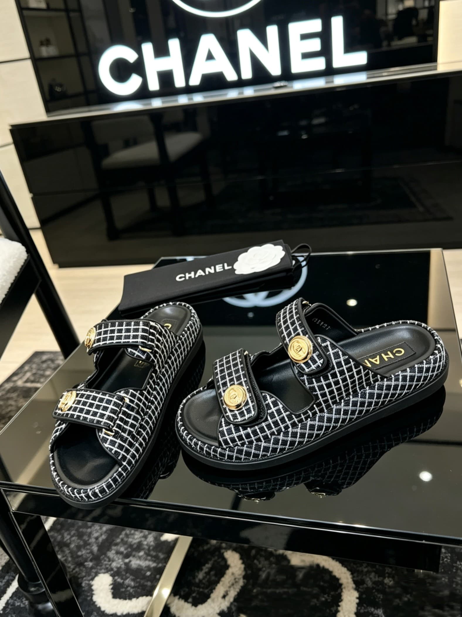 D4025 Delivery of Chanel-specific gift box packaging — image 4