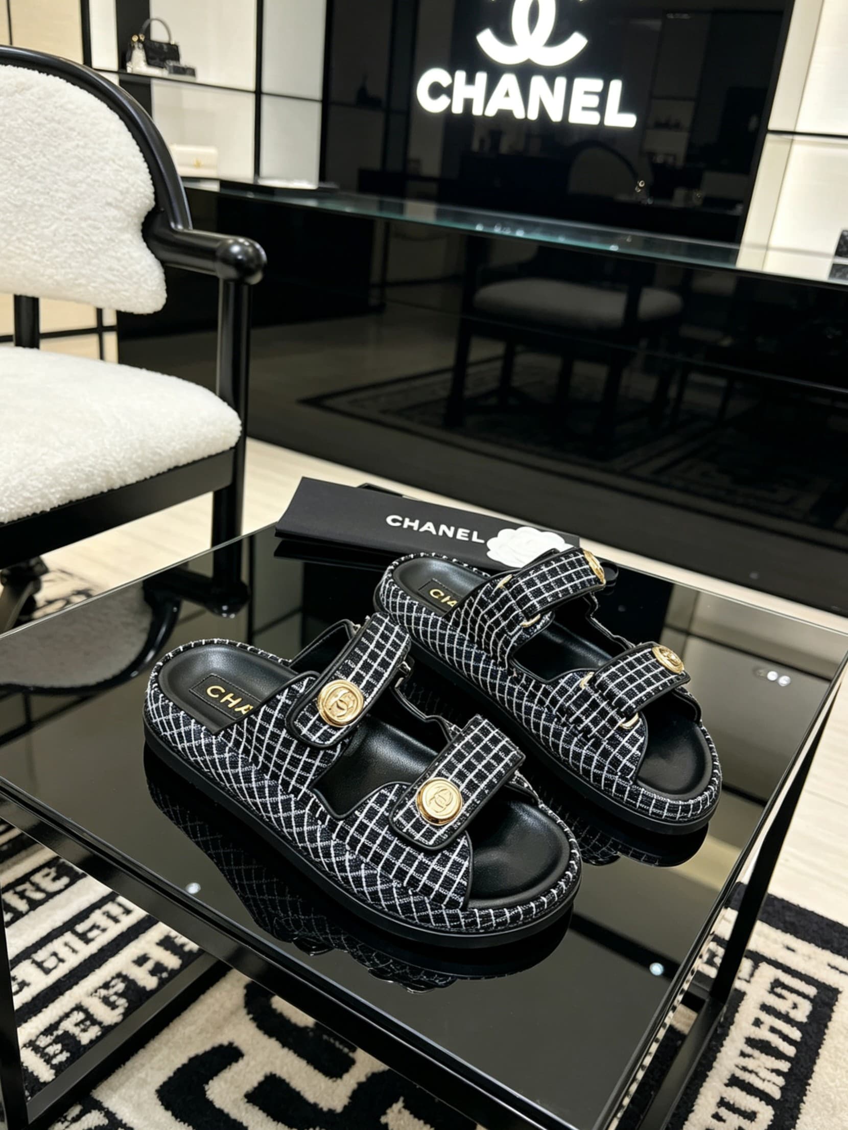D4025 Delivery of Chanel-specific gift box packaging — image 3