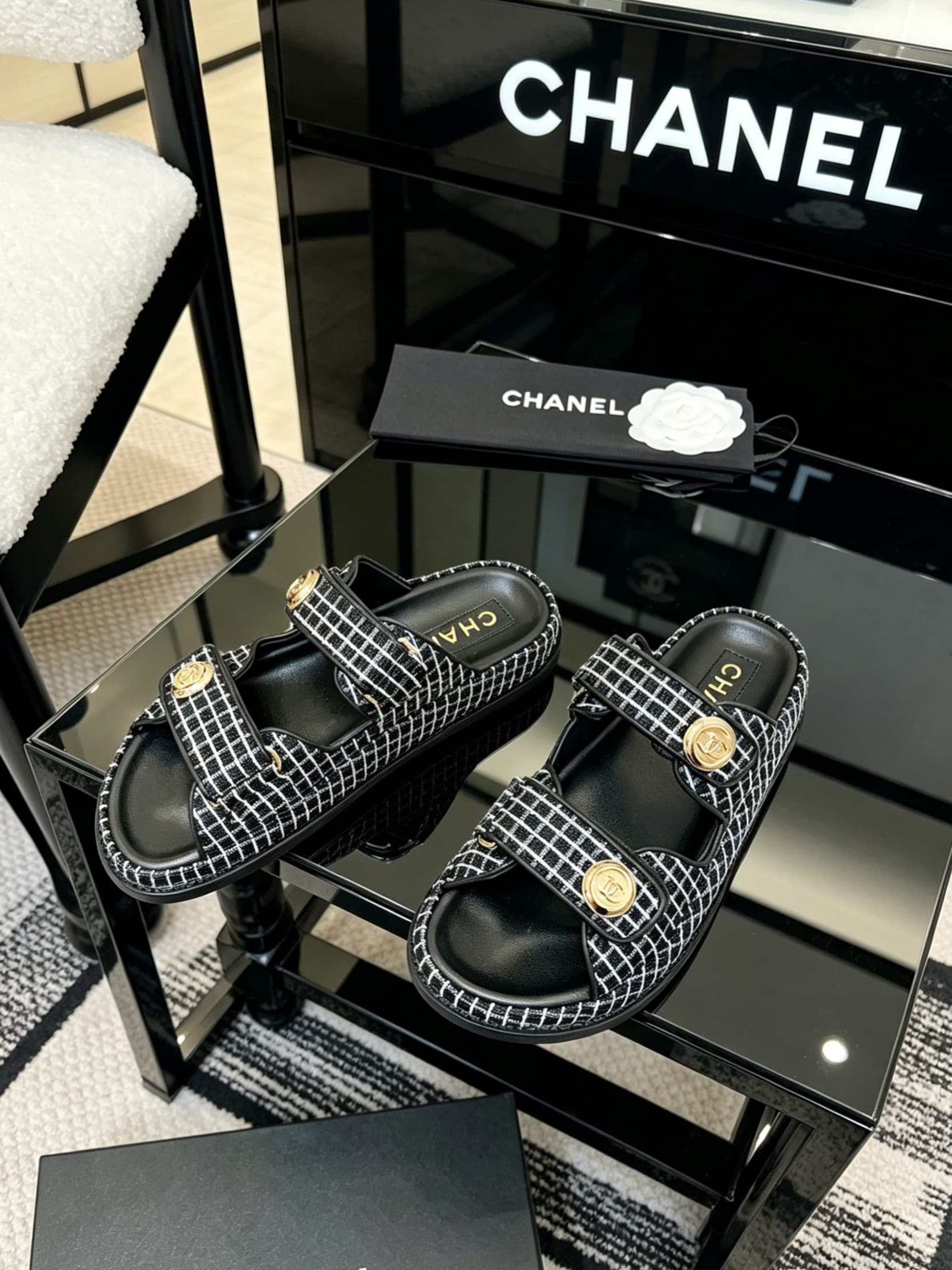 D4025 Delivery of Chanel-specific gift box packaging — image 5