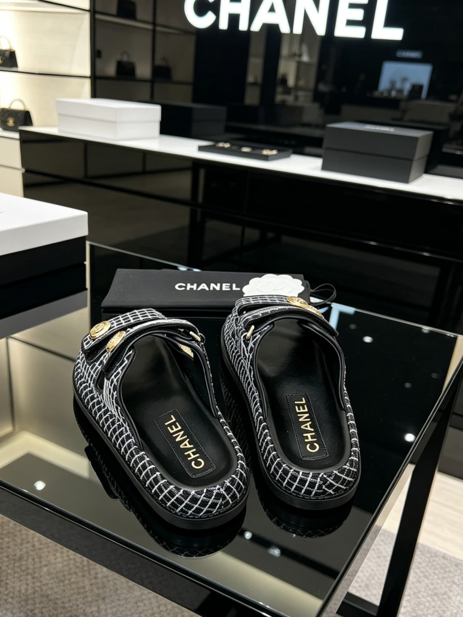 D4025 Delivery of Chanel-specific gift box packaging — image 8