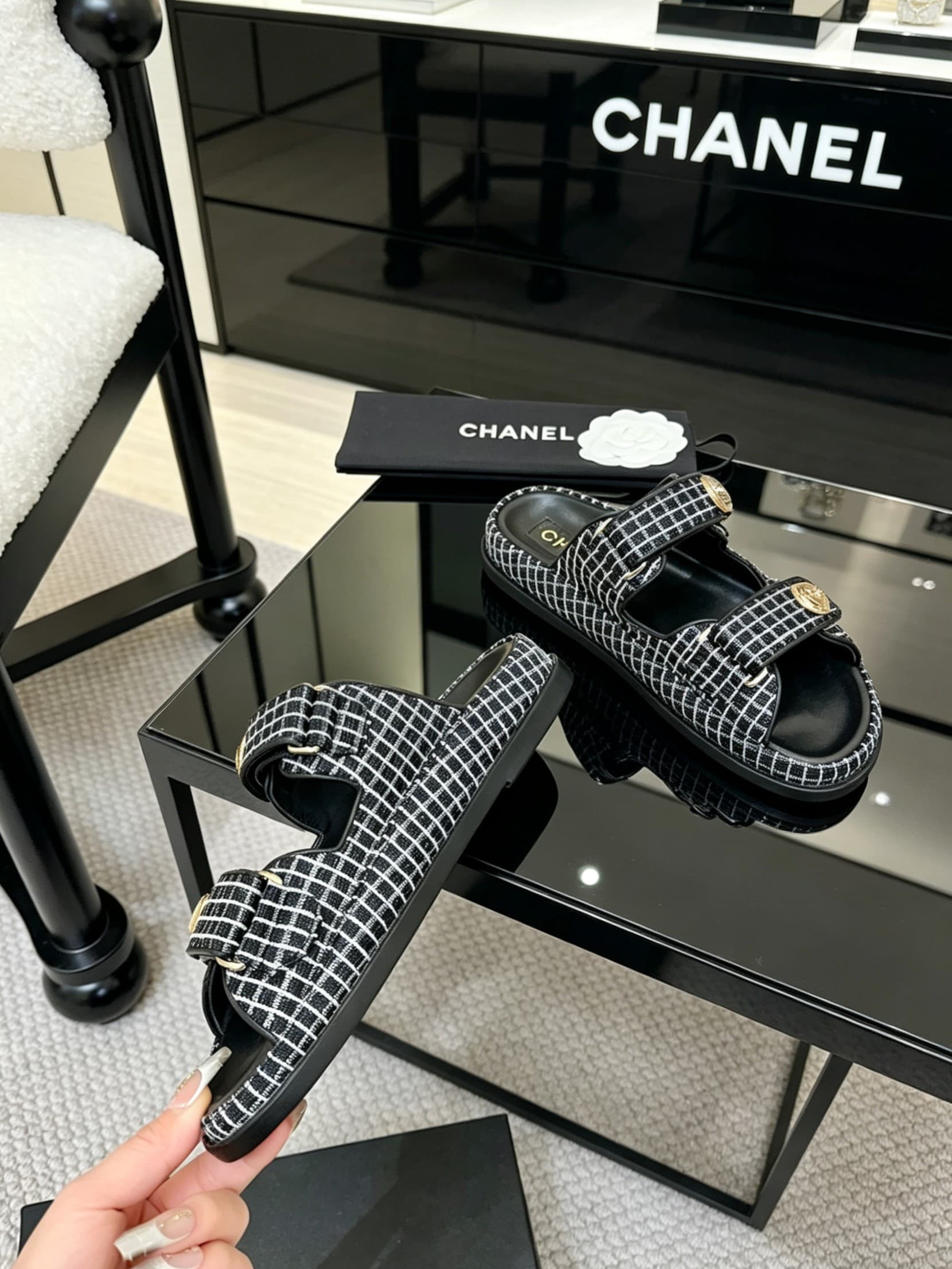 D4025 Delivery of Chanel-specific gift box packaging — image 6