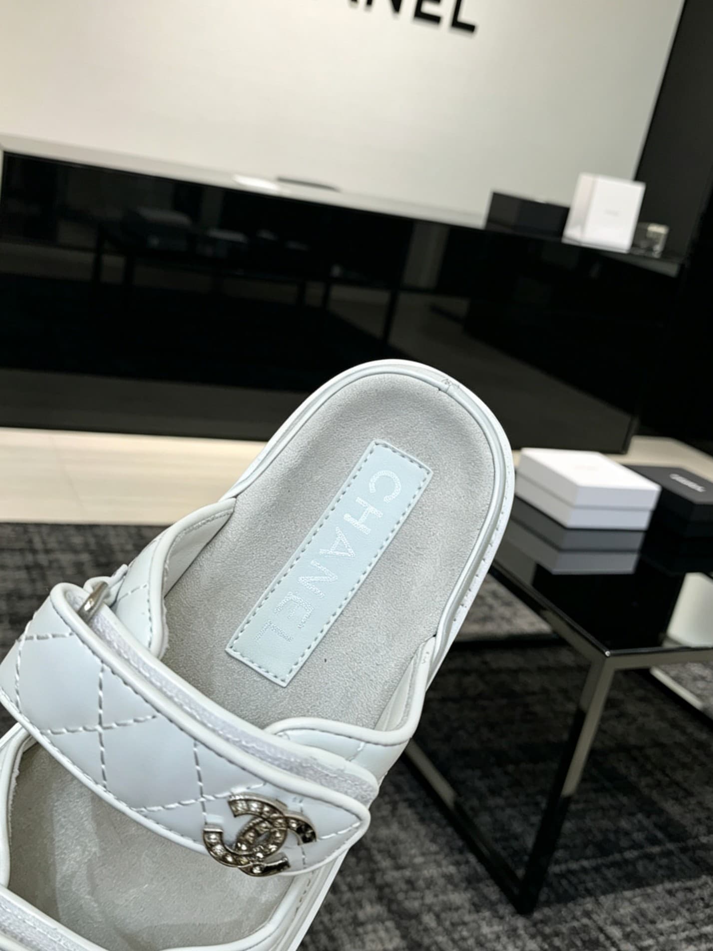 D4024 Delivered in a special box packaging for Chanel — image 8