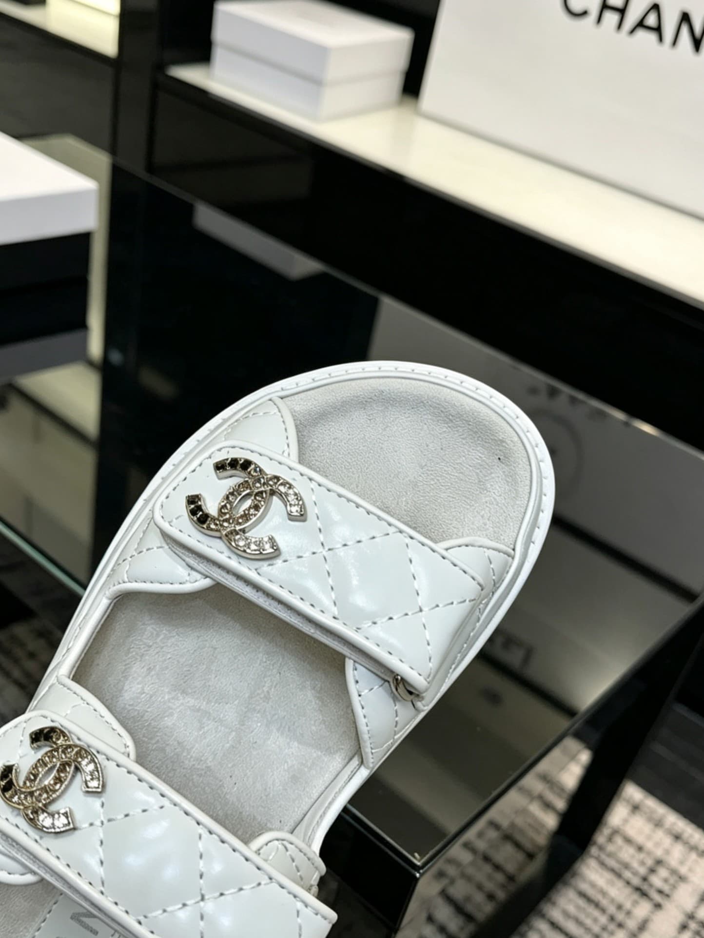 D4024 Delivered in a special box packaging for Chanel — image 7