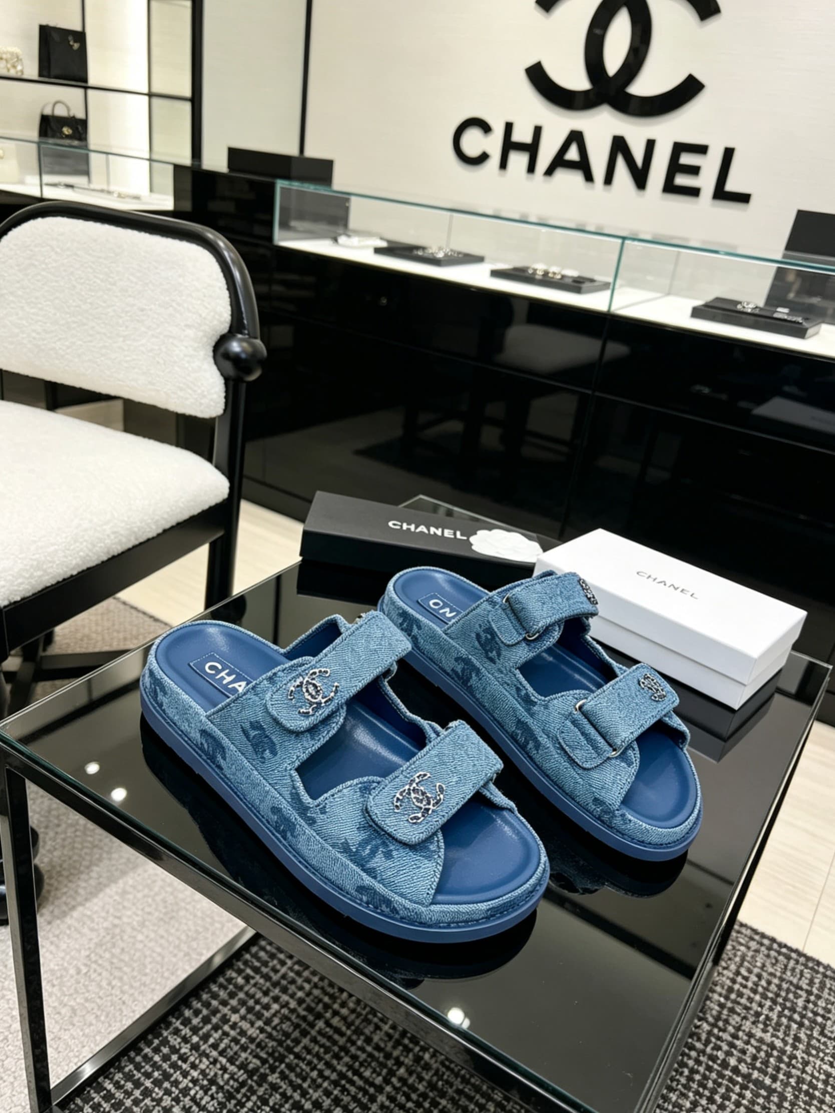 D4023 Delivered in a special box packaging for Chanel — image 3