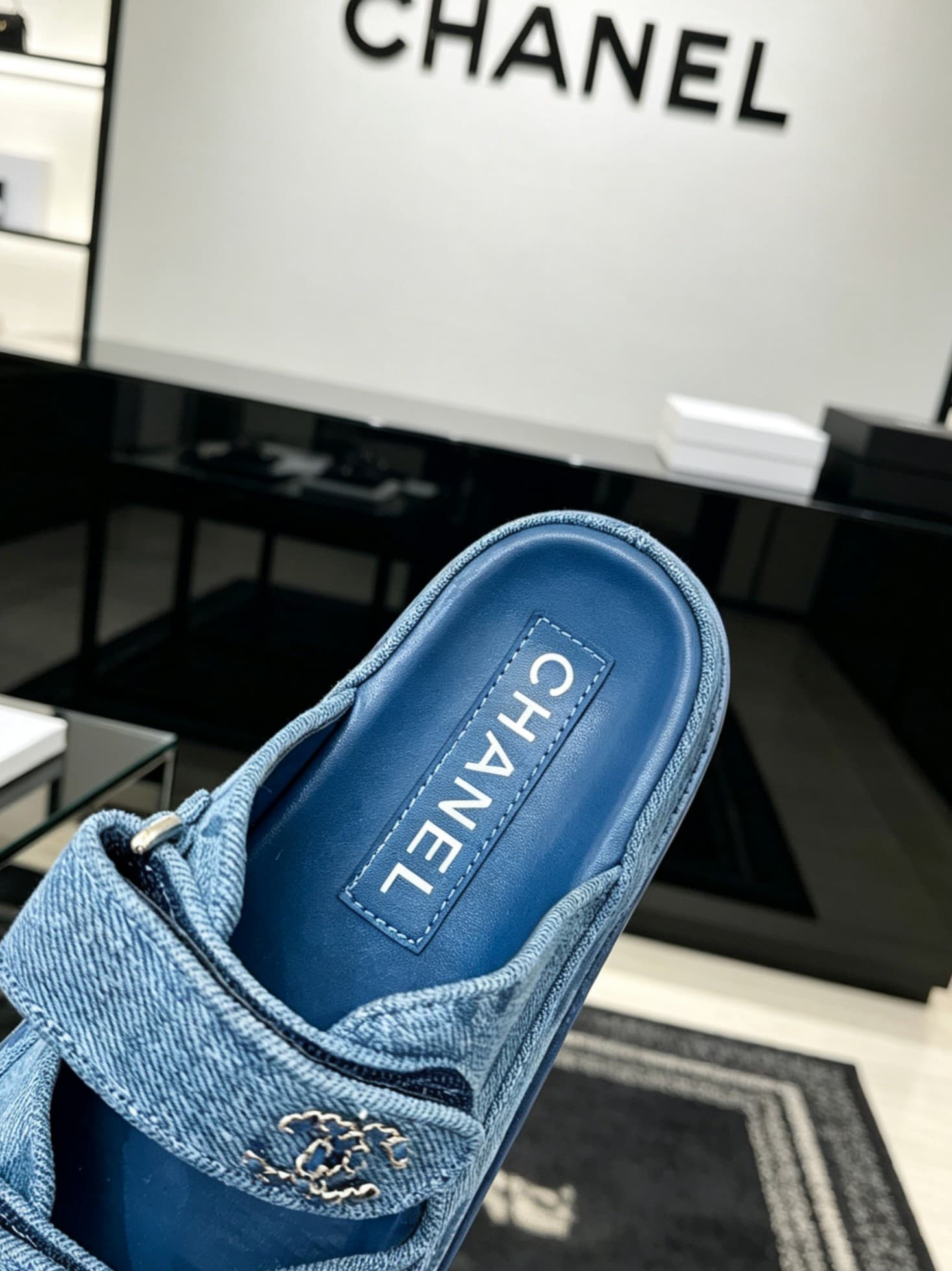 D4023 Delivered in a special box packaging for Chanel — image 8