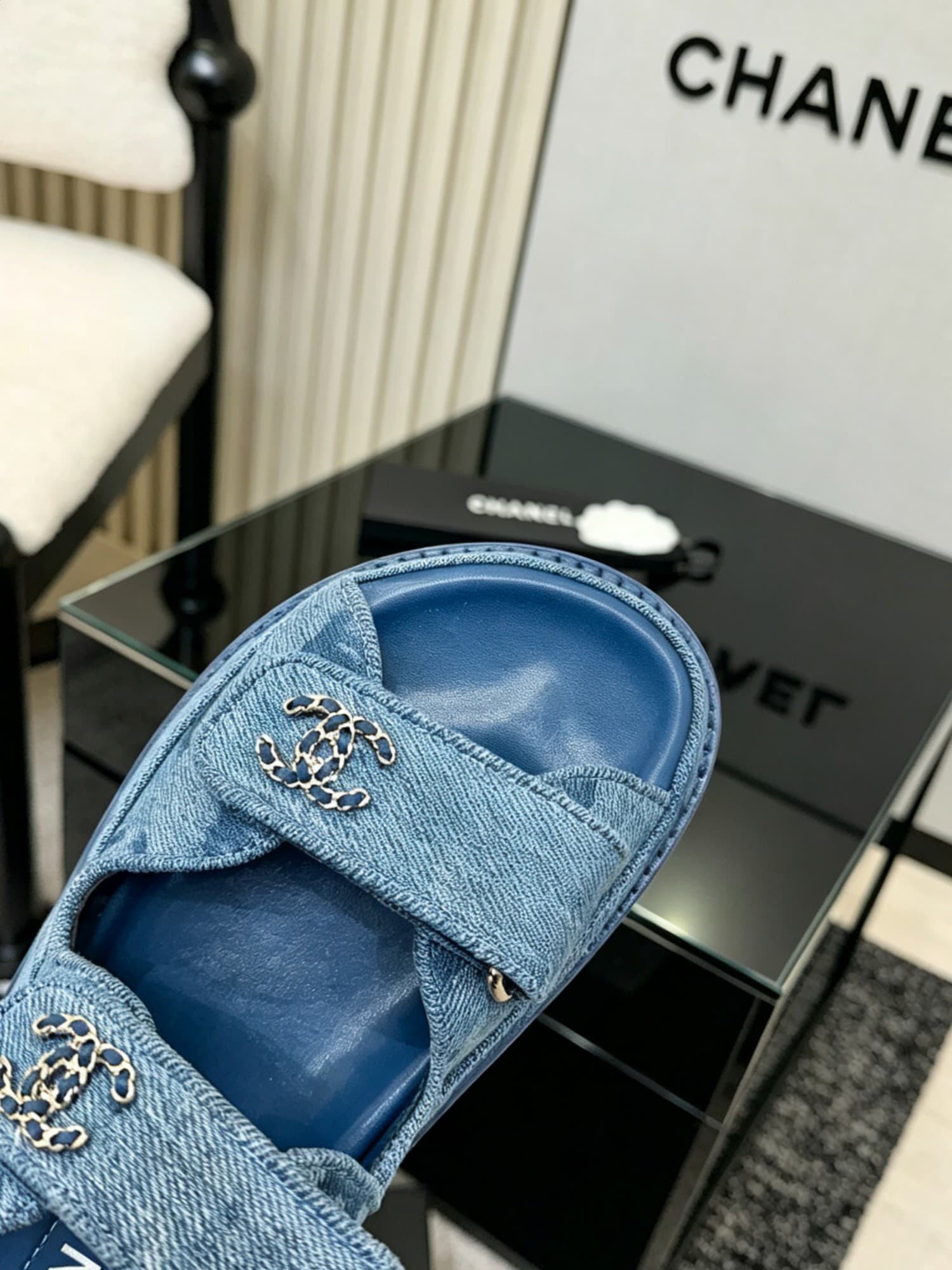 D4023 Delivered in a special box packaging for Chanel — image 7