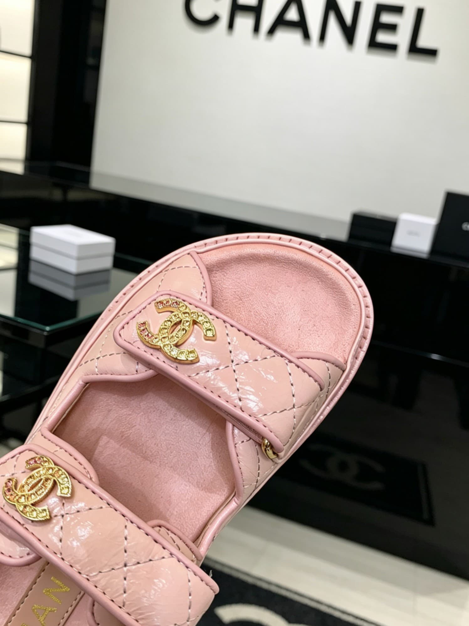 D4022 Delivered in a special box packaging for Chanel — image 7