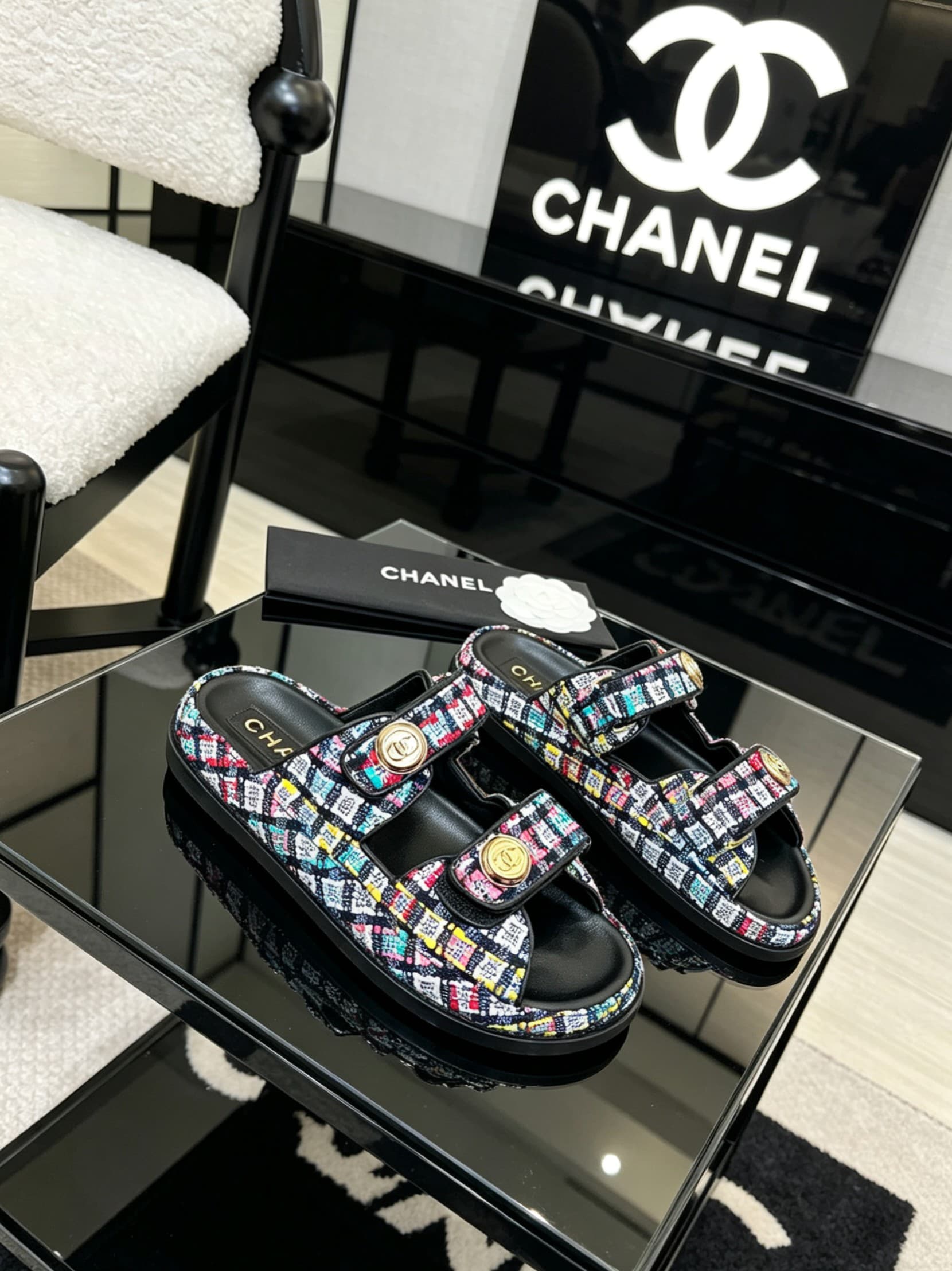 D4021 Delivery of Chanel-specific gift box packaging — image 3
