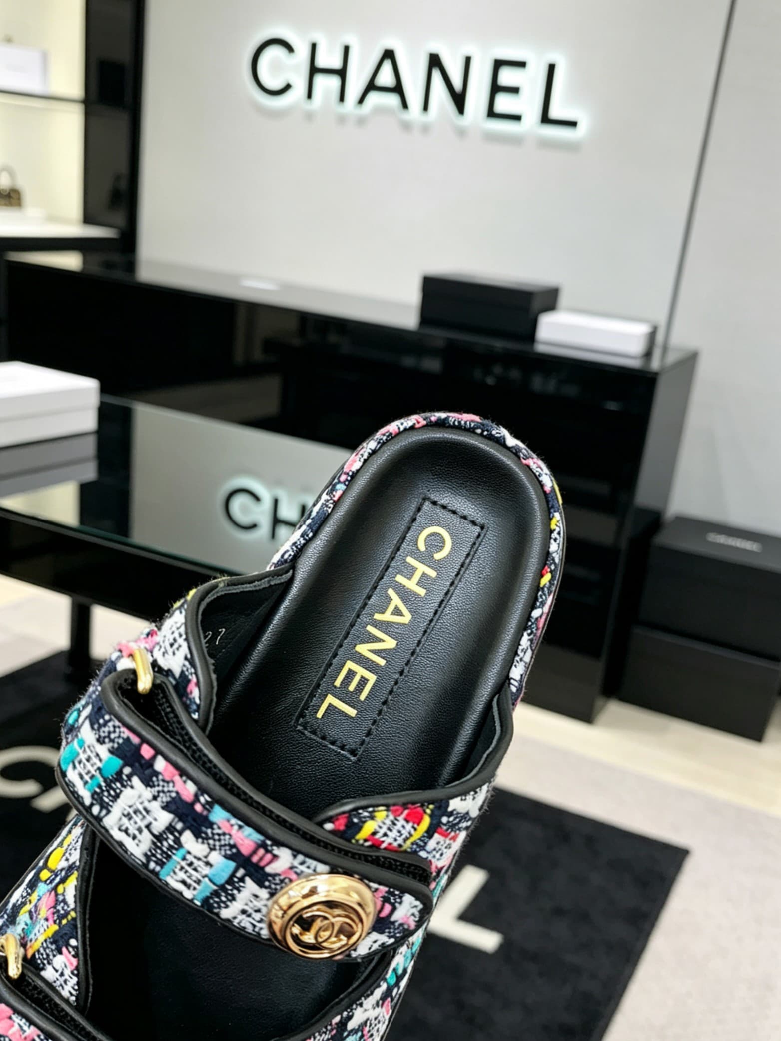 D4021 Delivery of Chanel-specific gift box packaging — image 8