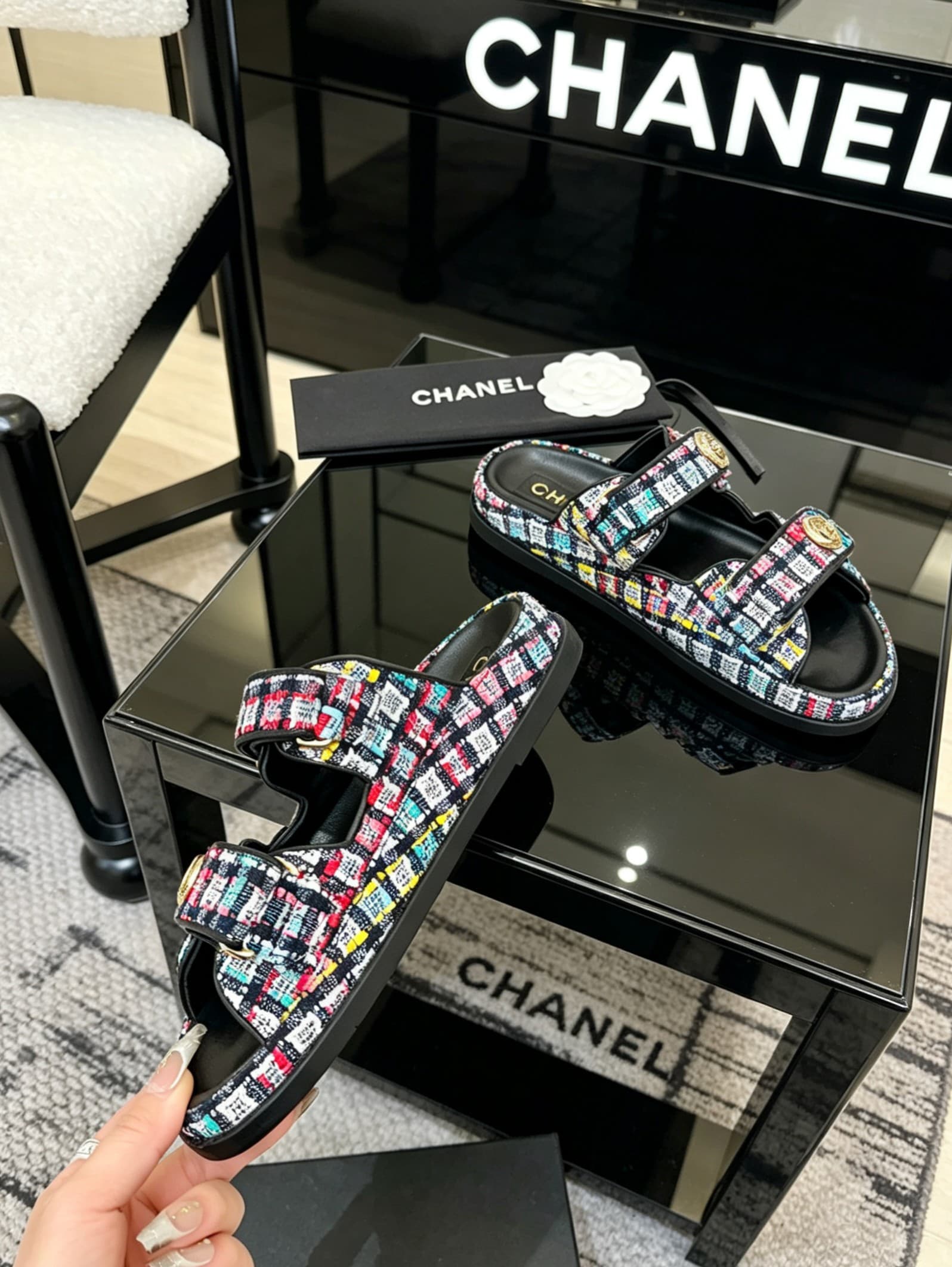 D4021 Delivery of Chanel-specific gift box packaging — image 6
