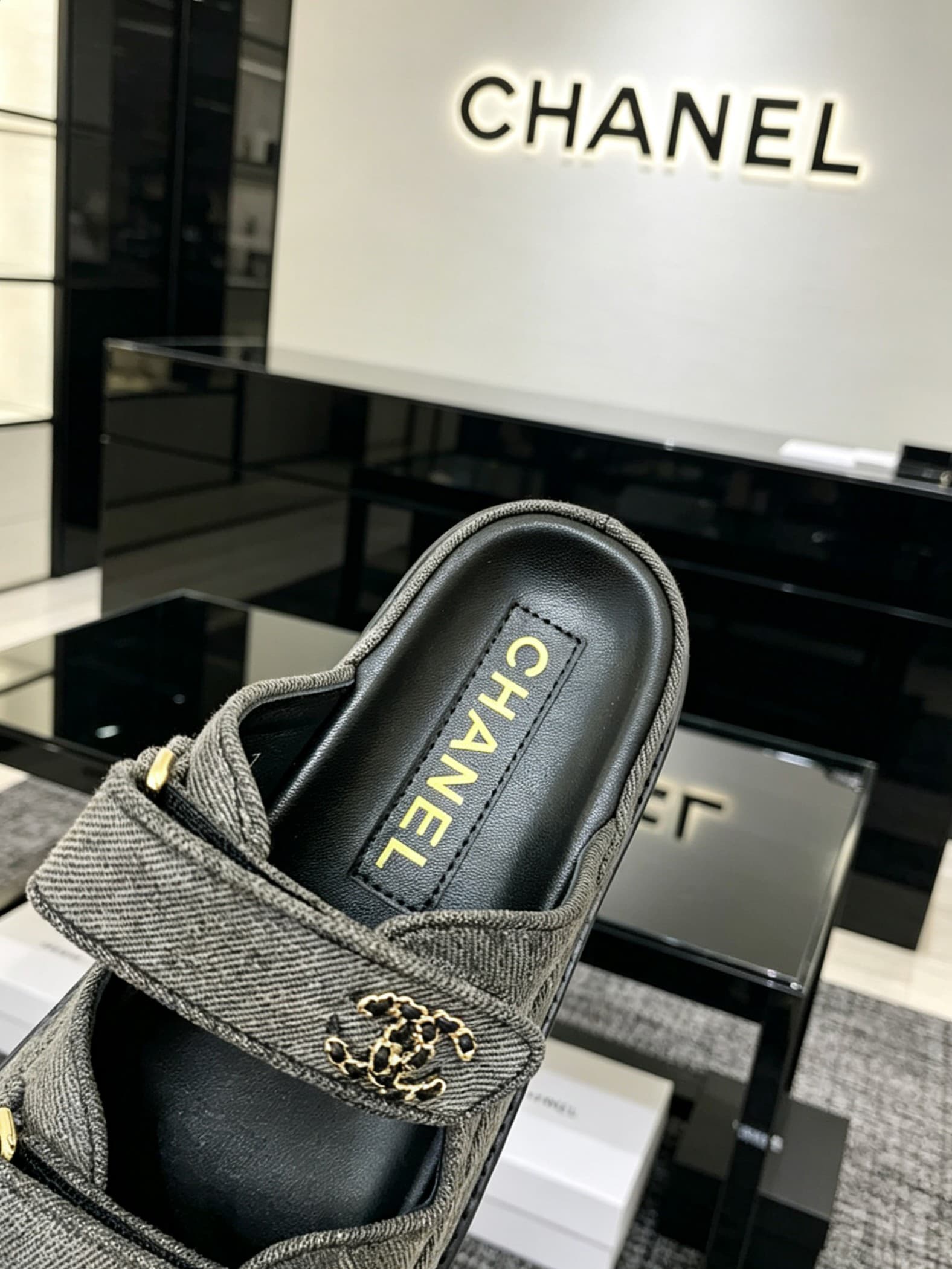 D4020 Delivered in a special box packaging for Chanel — image 8