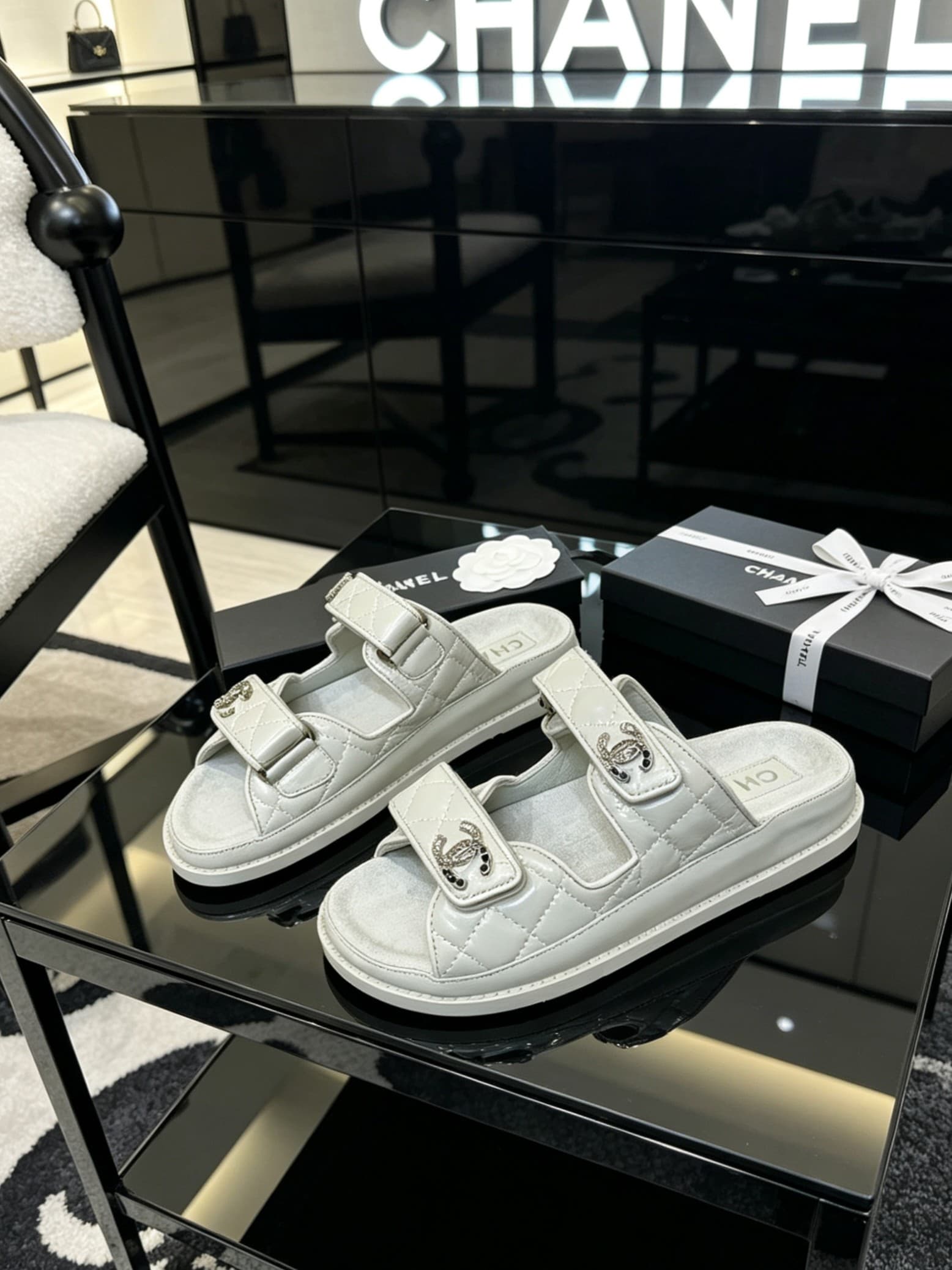 D4018 Delivery of Chanel-specific gift box packaging — image 2
