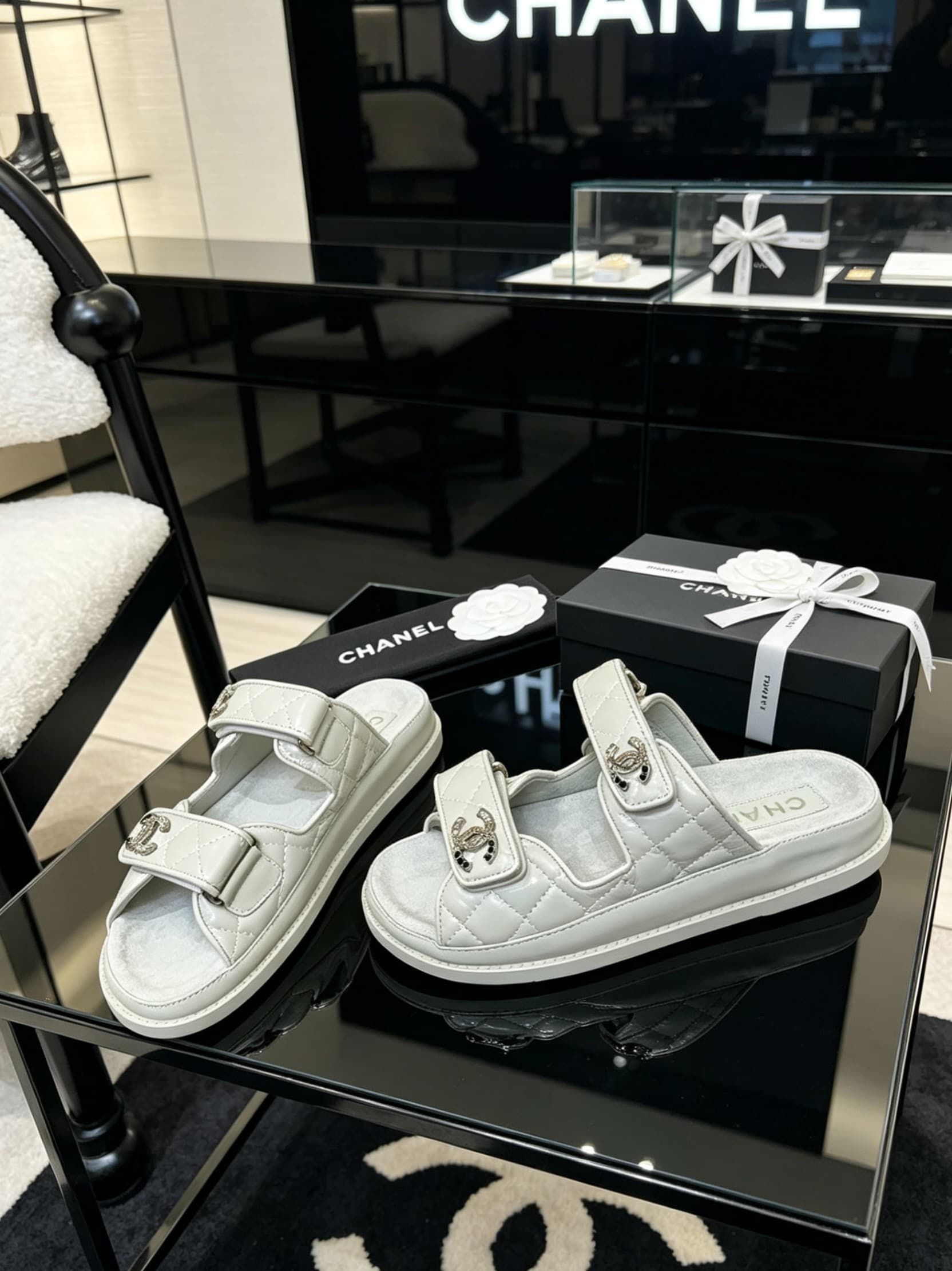 D4018 Delivery of Chanel-specific gift box packaging — image 4
