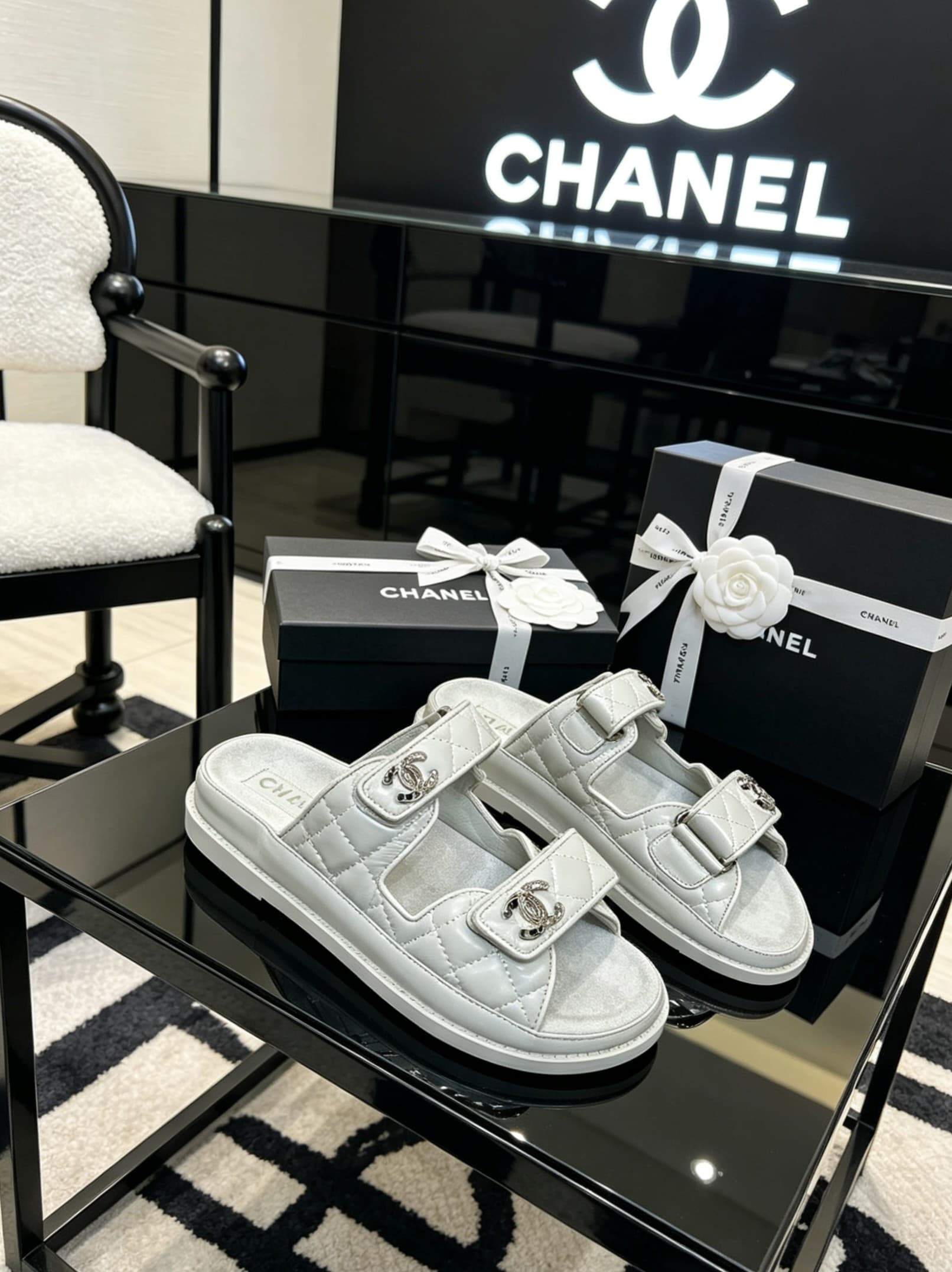 D4018 Delivery of Chanel-specific gift box packaging — image 3