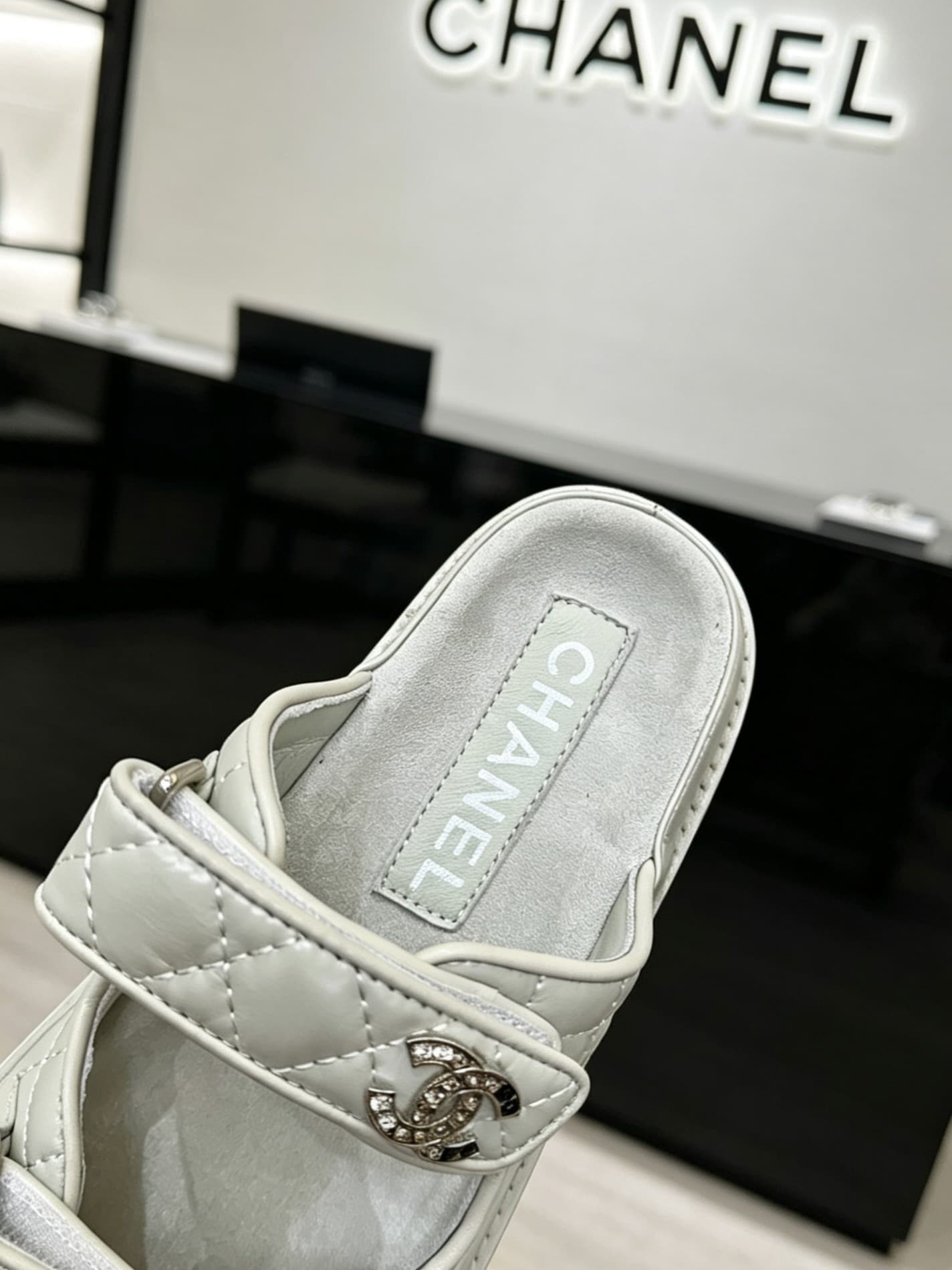 D4018 Delivery of Chanel-specific gift box packaging — image 8