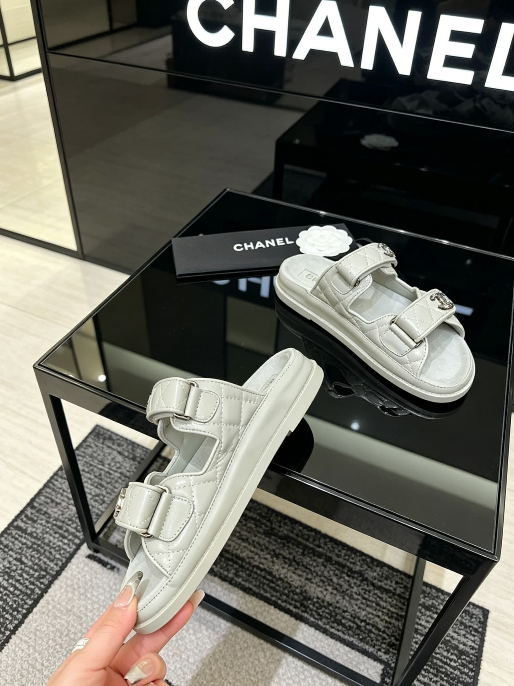 D4018 Delivery of Chanel-specific gift box packaging — image 6