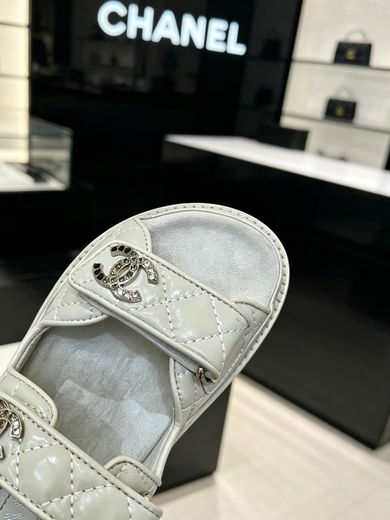 D4018 Delivery of Chanel-specific gift box packaging — image 7