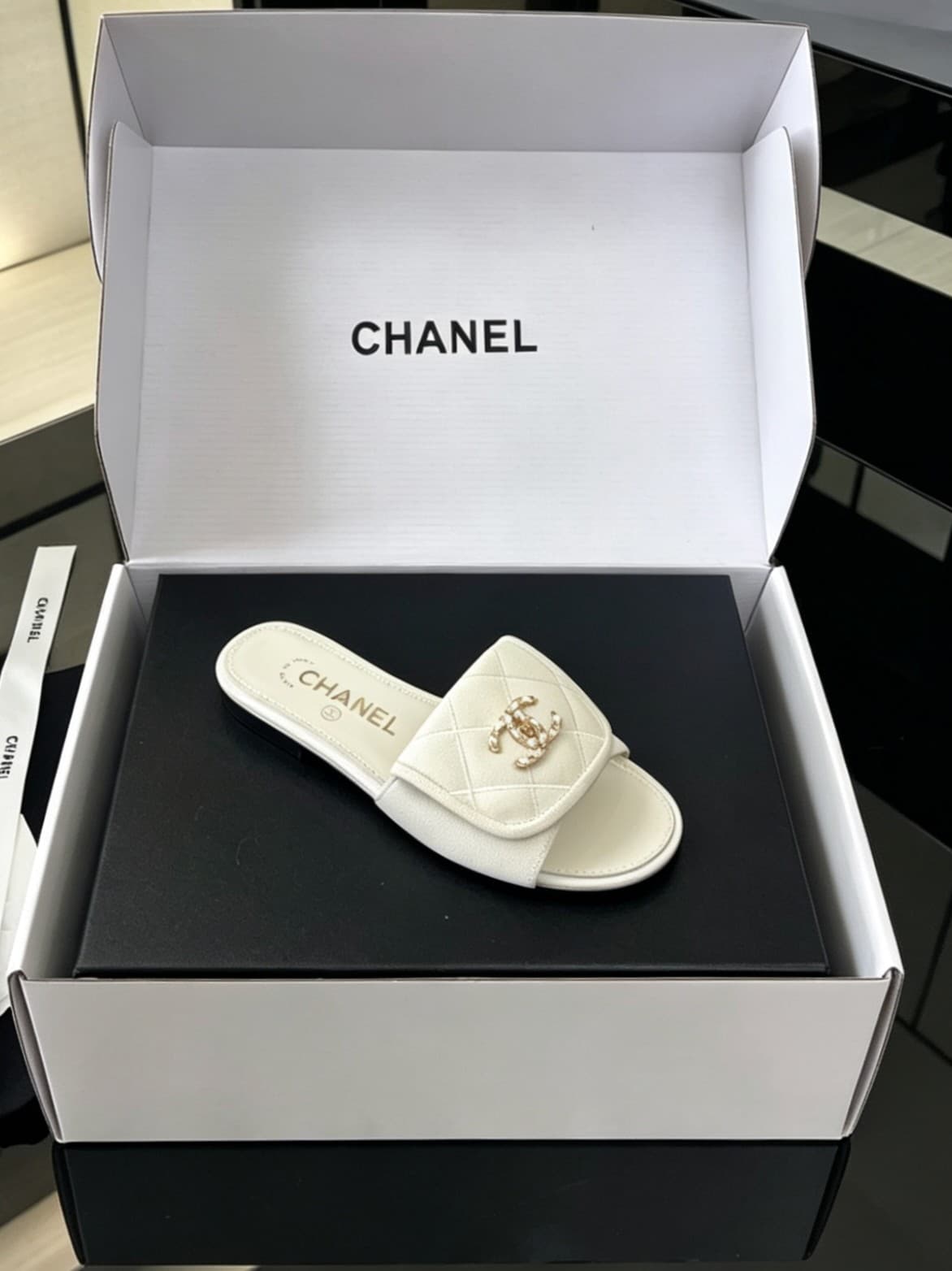 D4016 Delivered by Chanel’s special gift box packaging + 10 — image 2