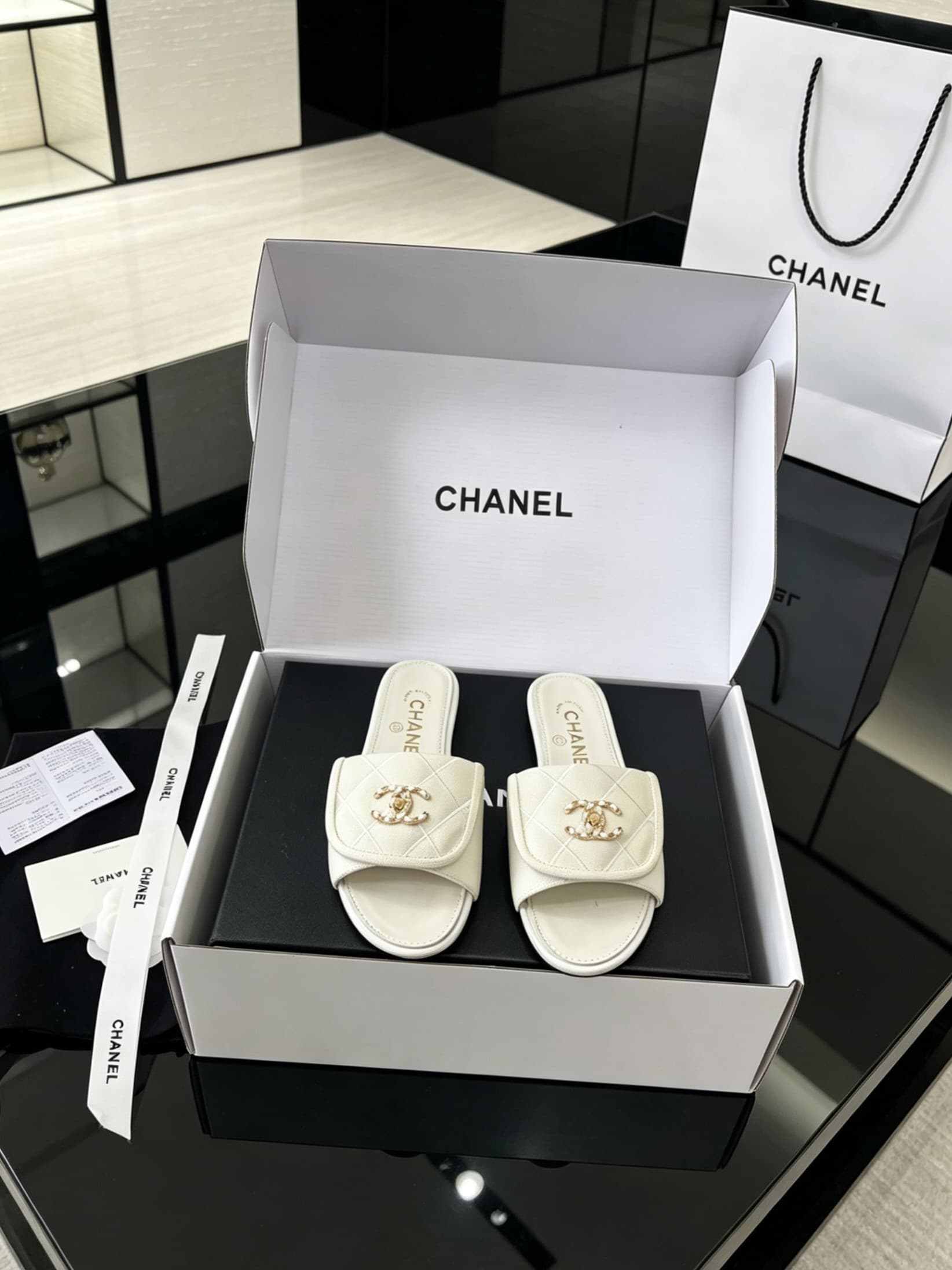 D4016 Delivered by Chanel’s special gift box packaging + 10 — image 3