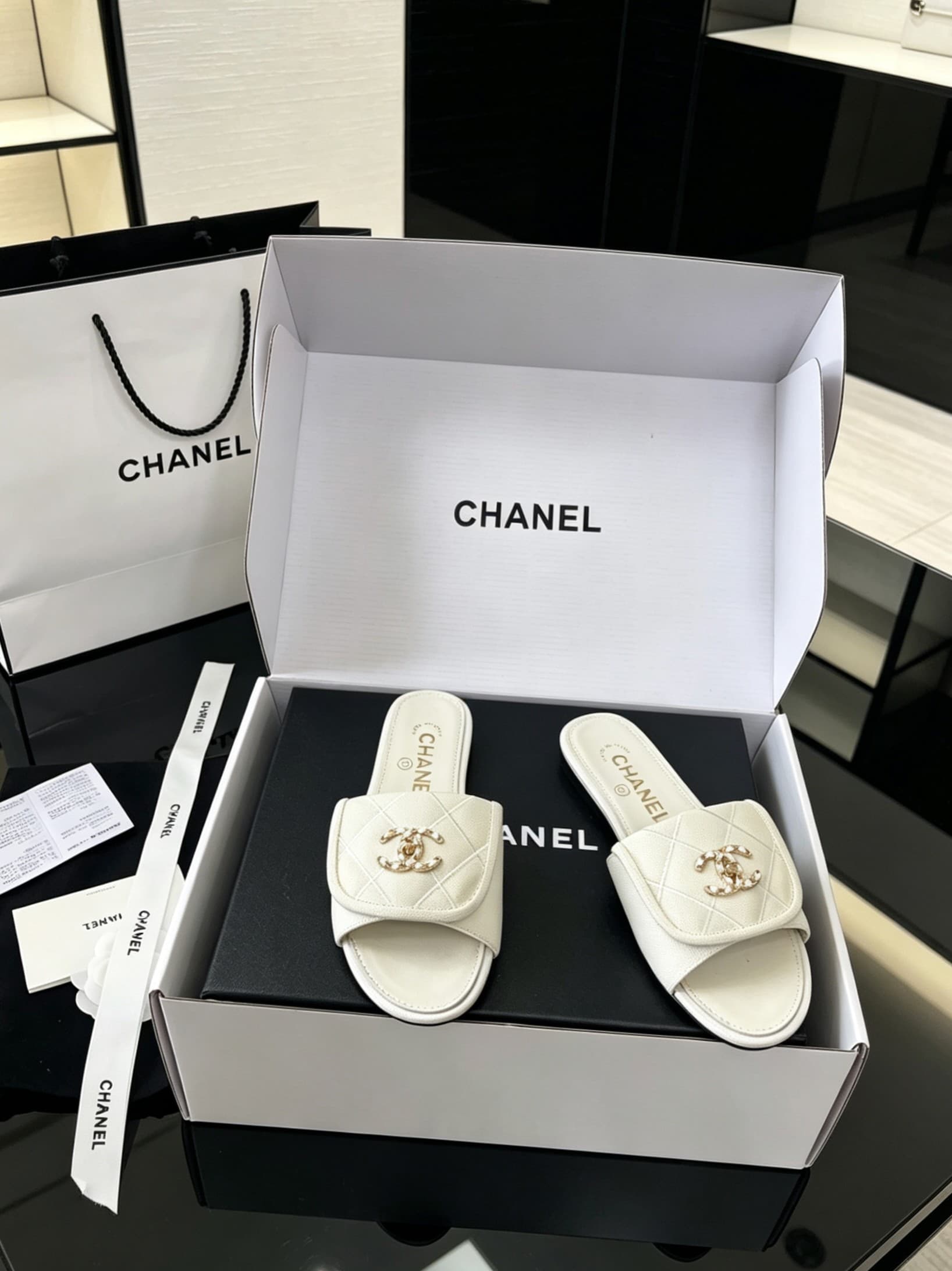 D4016 Delivered by Chanel’s special gift box packaging + 10 — image 5