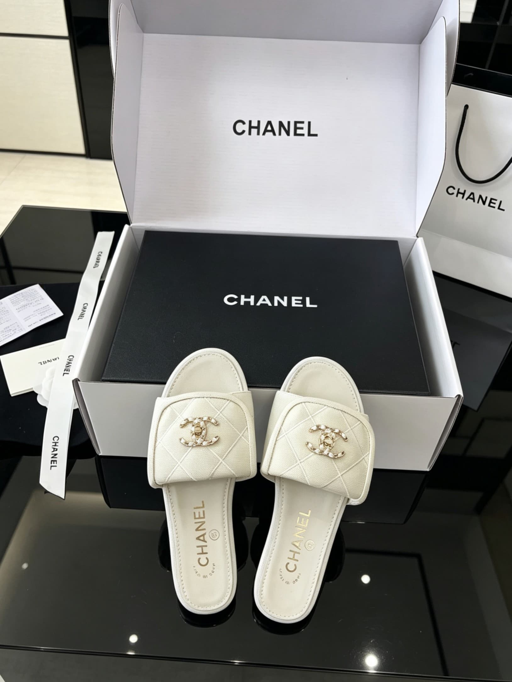 D4016 Delivered by Chanel’s special gift box packaging + 10 — image 4