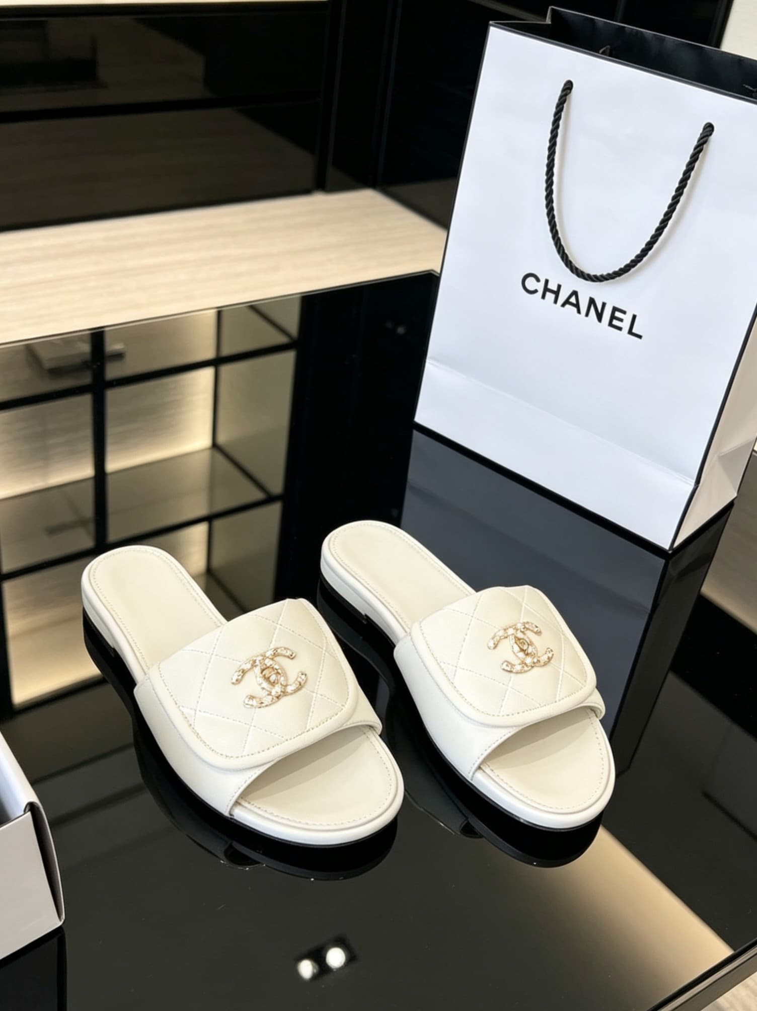 D4016 Delivered by Chanel’s special gift box packaging + 10 — image 6