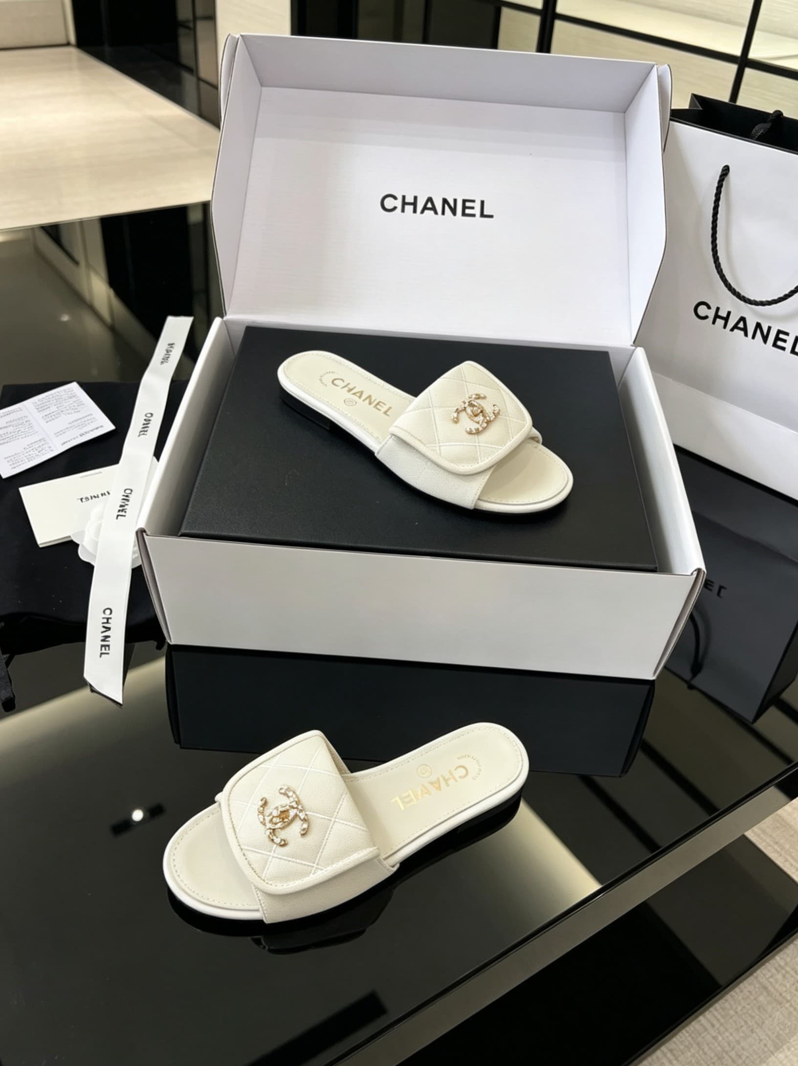 D4016 Delivered by Chanel’s special gift box packaging + 10 — image 8