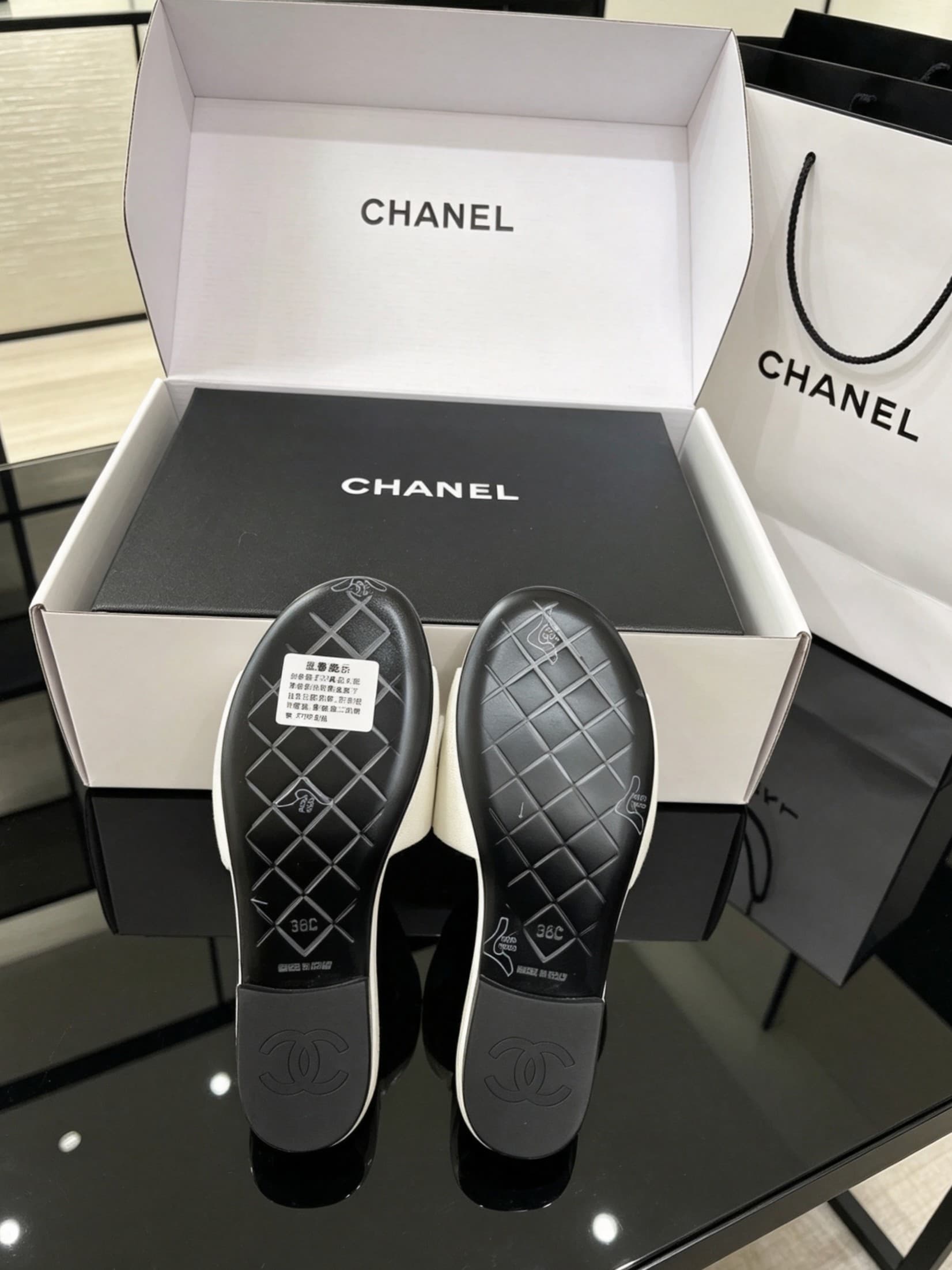 D4016 Delivered by Chanel’s special gift box packaging + 10 — image 7