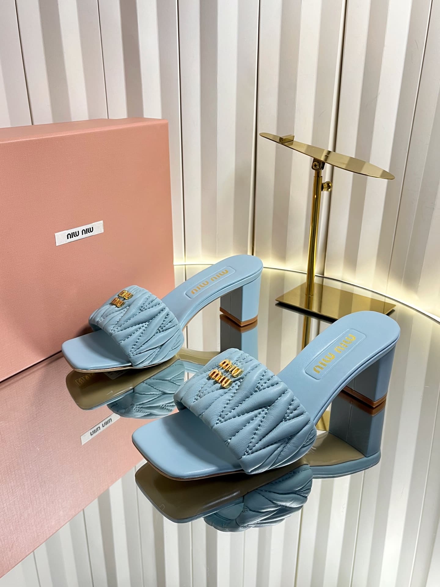 D10695 💰🍥❥miumiu Miumiu’s new model slippers — image 3