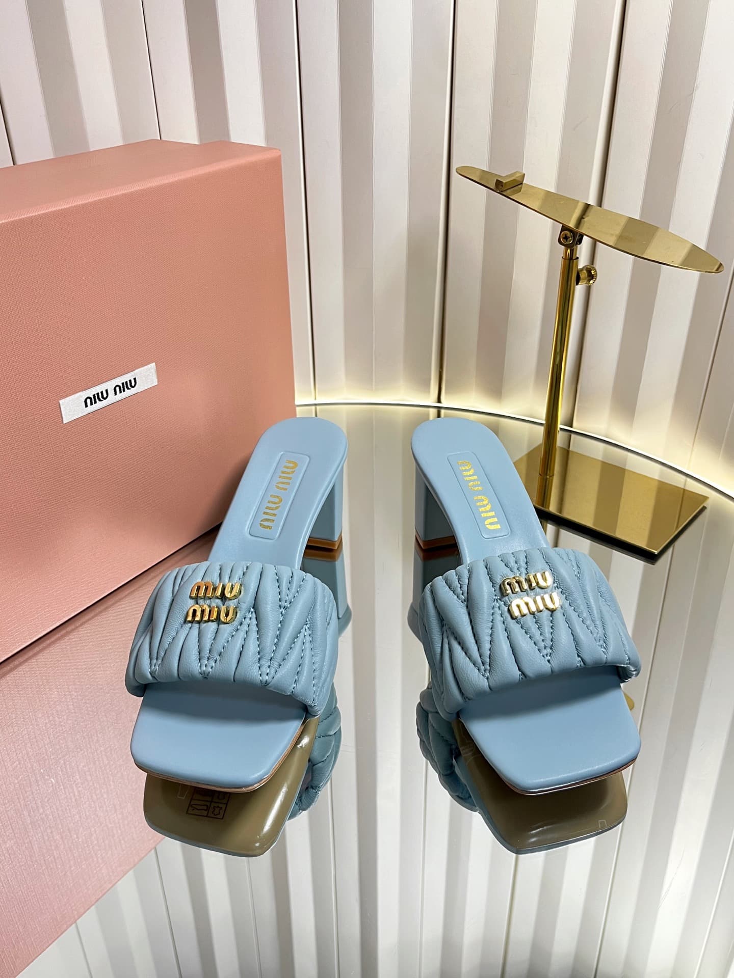 D10695 💰🍥❥miumiu Miumiu’s new model slippers — image 2