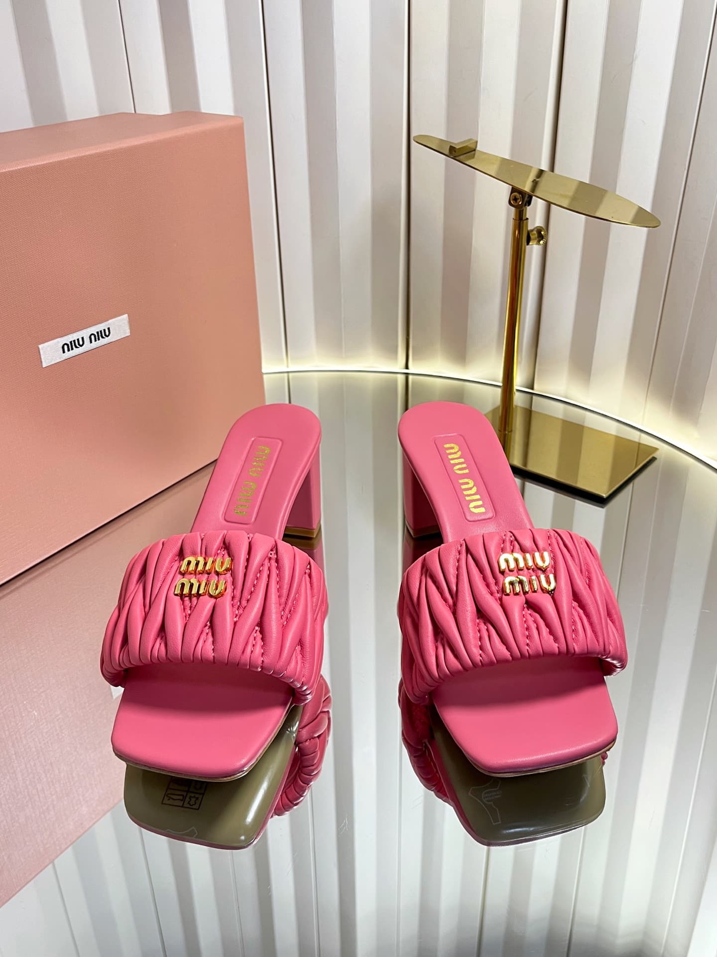 D10694 💰🍥❥miumiu Miumiu’s new model slippers — image 2