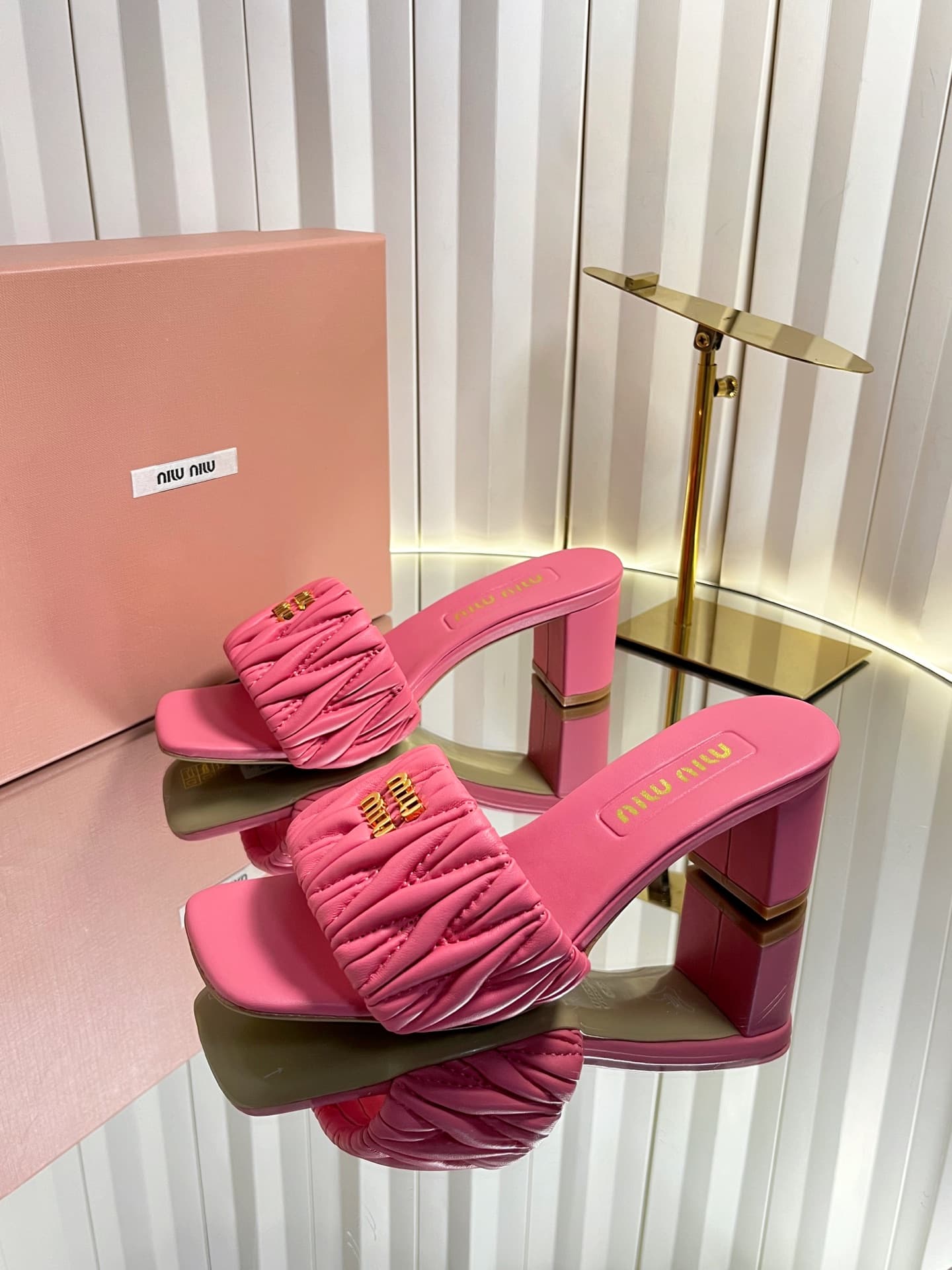 D10694 💰🍥❥miumiu Miumiu’s new model slippers — image 3