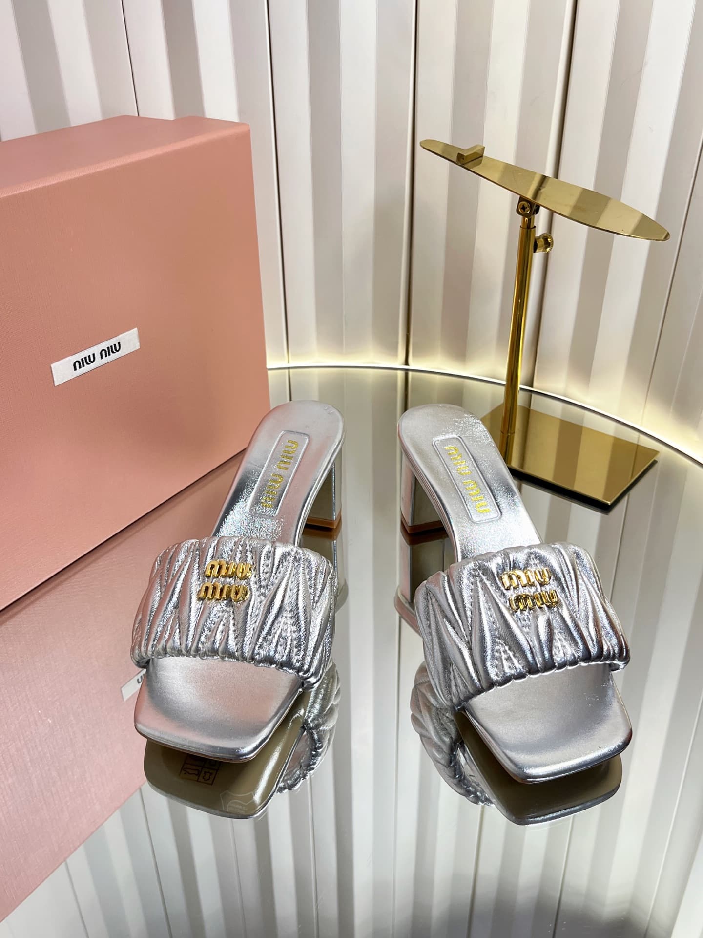 D10693 💰🍥❥miumiu Miumiu’s new style slippers — image 2