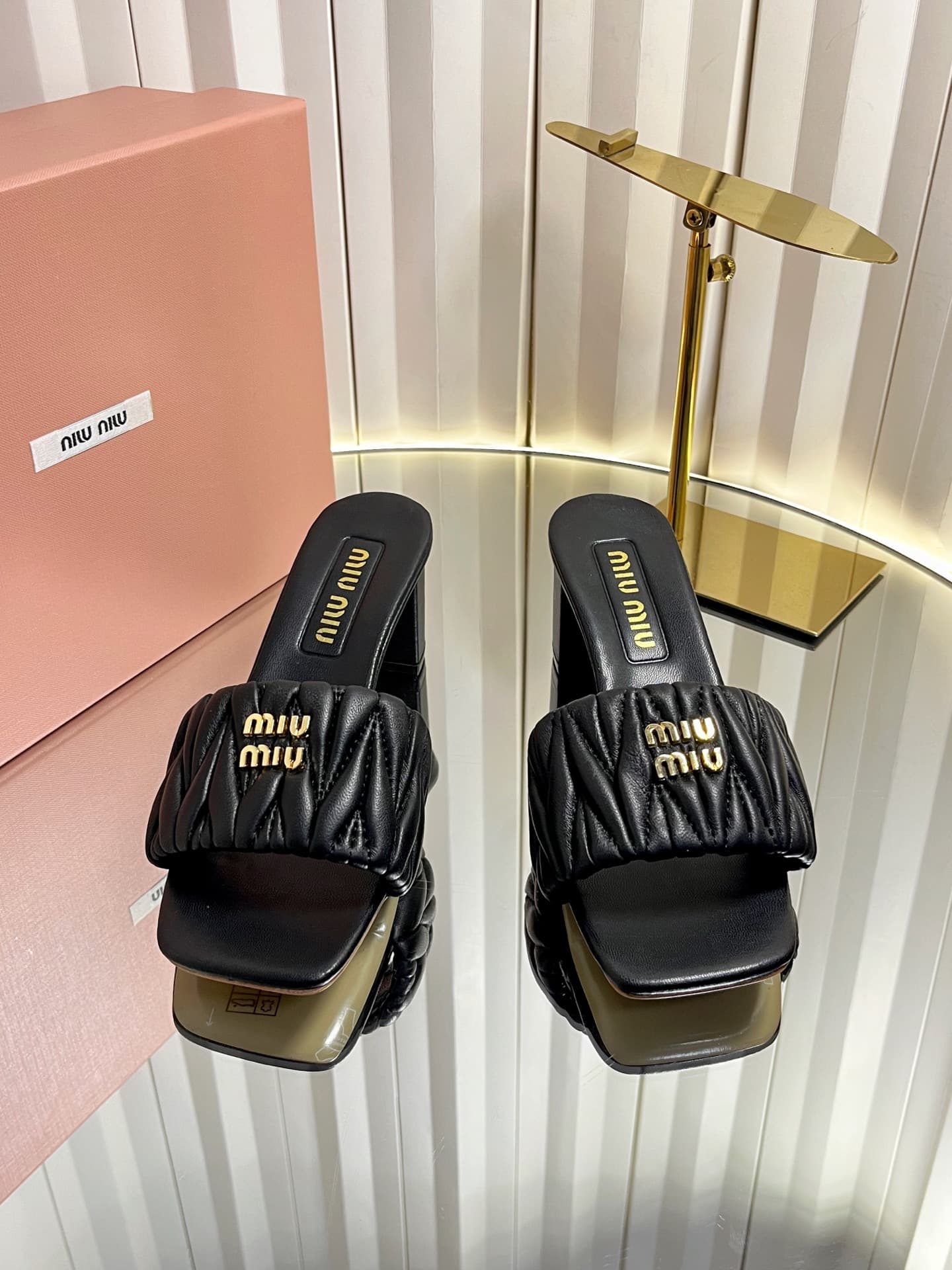 D10692 💰🍥❥miumiu Miumiu’s new model slippers — image 2