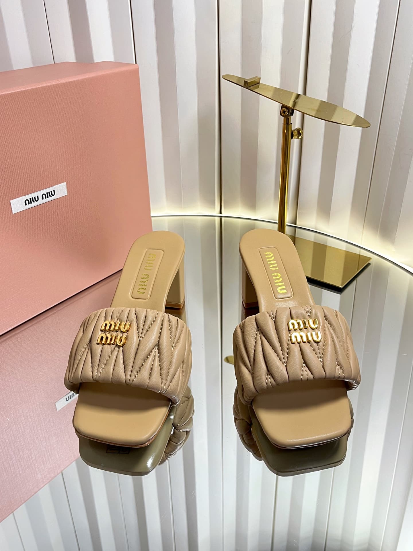 D10689 💰🍥❥miumiu Miumiu’s new model slippers — image 2