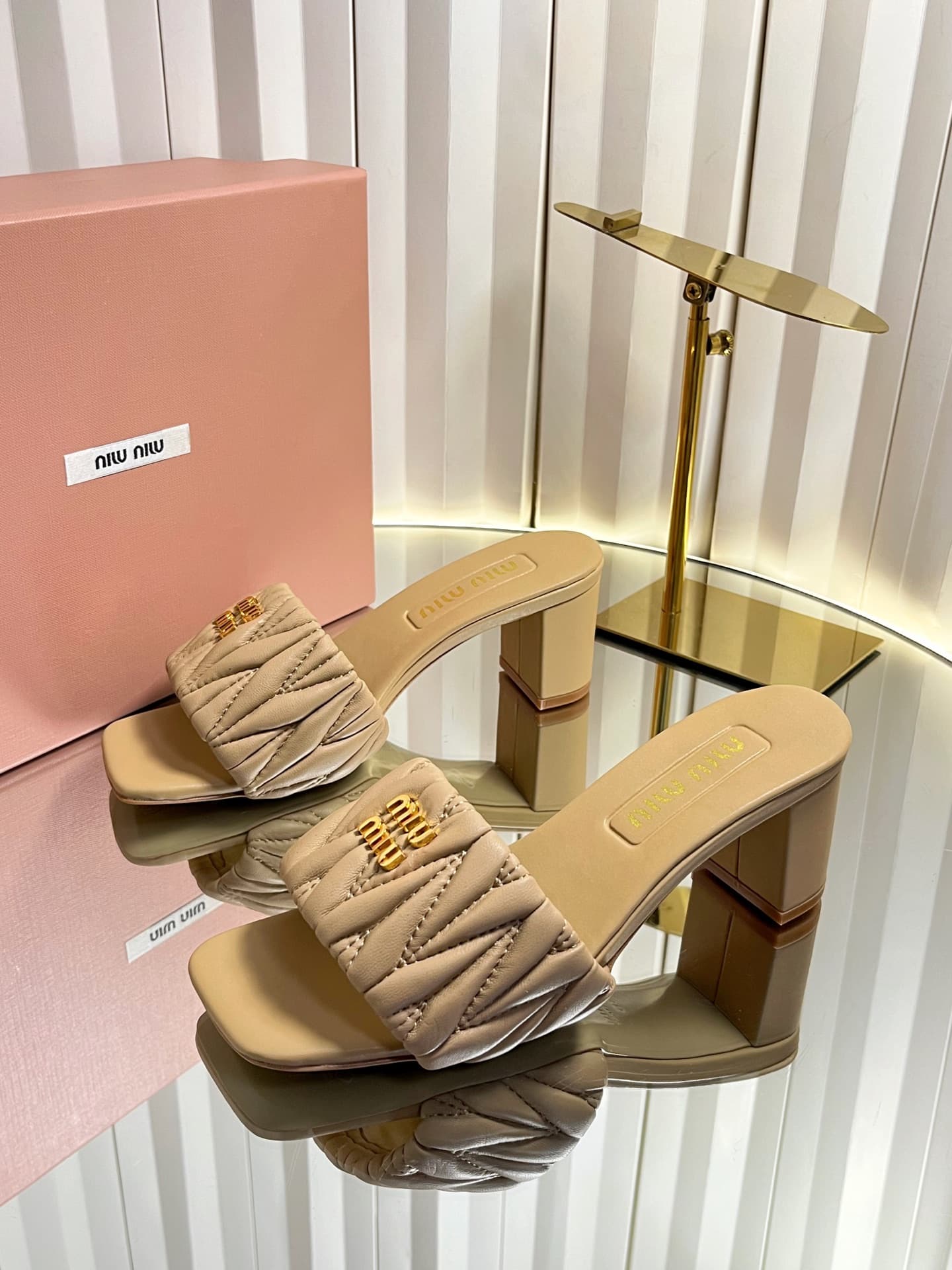 D10689 💰🍥❥miumiu Miumiu’s new model slippers — image 3