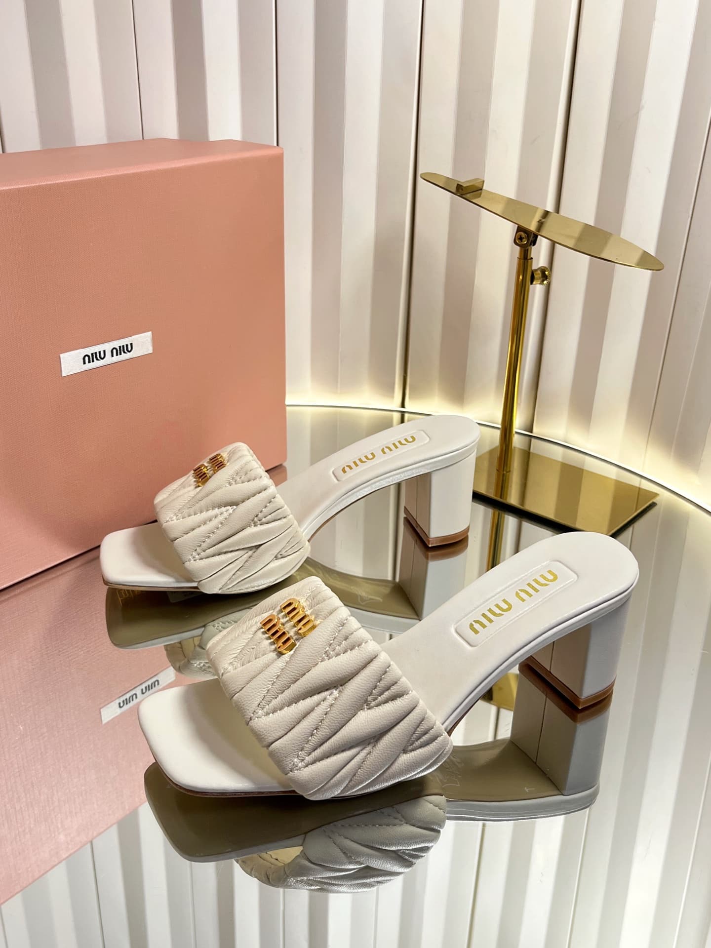 D10690 💰🍥❥miumiu Miumiu’s new style slippers — image 3