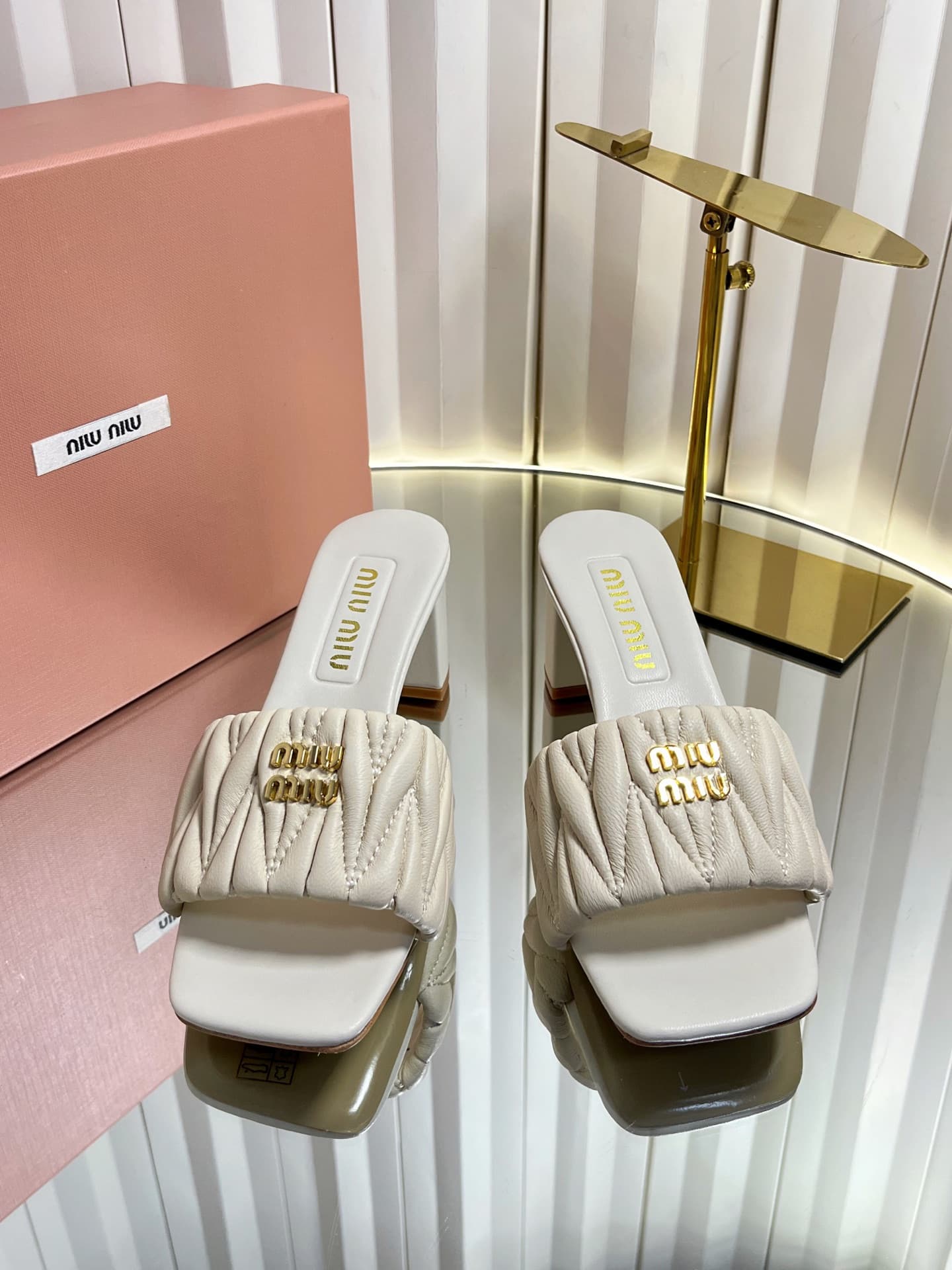 D10690 💰🍥❥miumiu Miumiu’s new style slippers — image 2