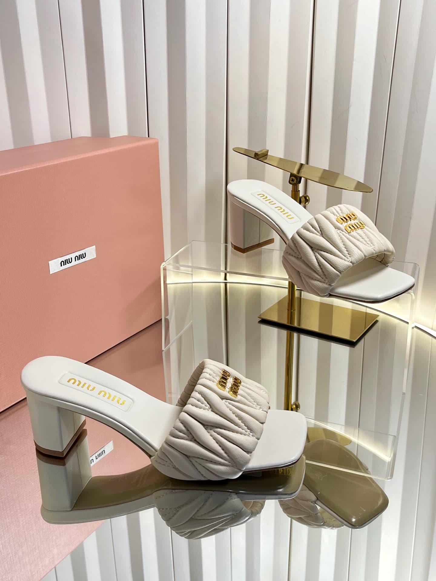 D10690 💰🍥❥miumiu Miumiu’s new style slippers — image 5