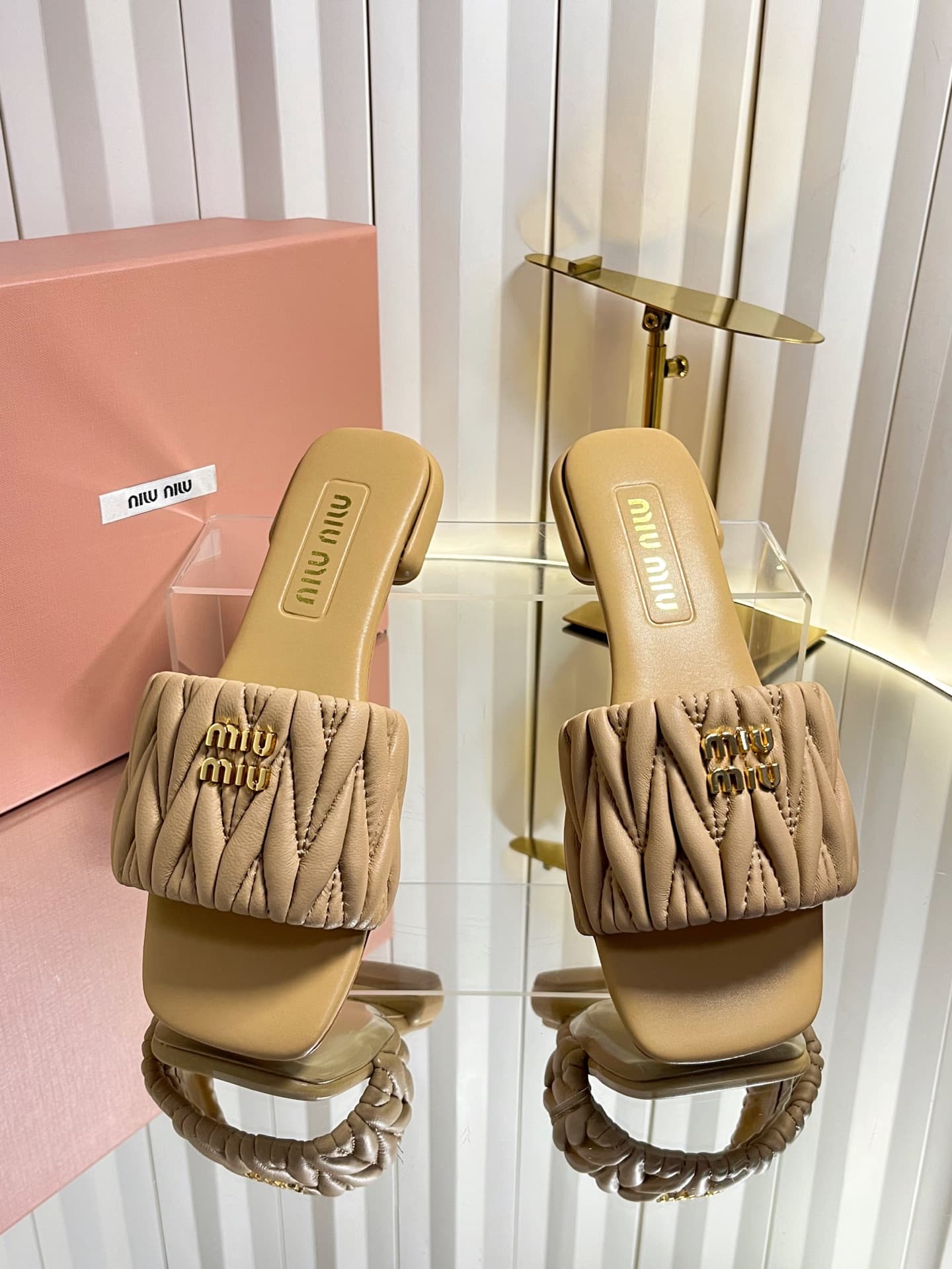 D10685 💰🍥❥miumiu Miumiu’s new model slippers — image 2