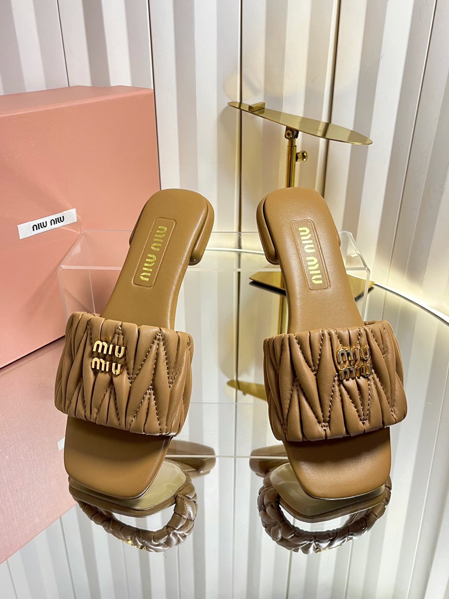 D10684 💰🍥❥miumiu Miumiu’s new style slippers — image 2