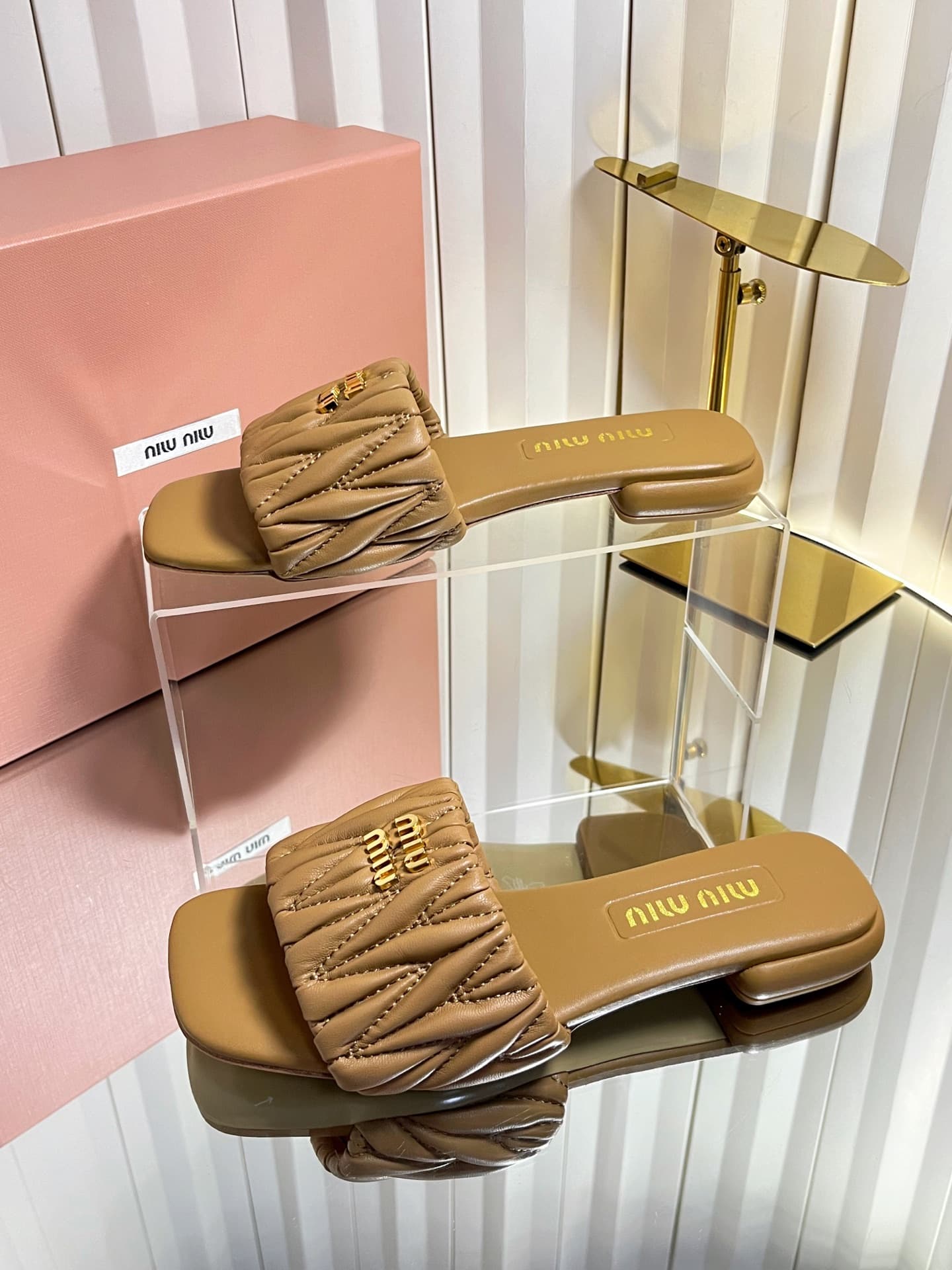D10684 💰🍥❥miumiu Miumiu’s new style slippers — image 3